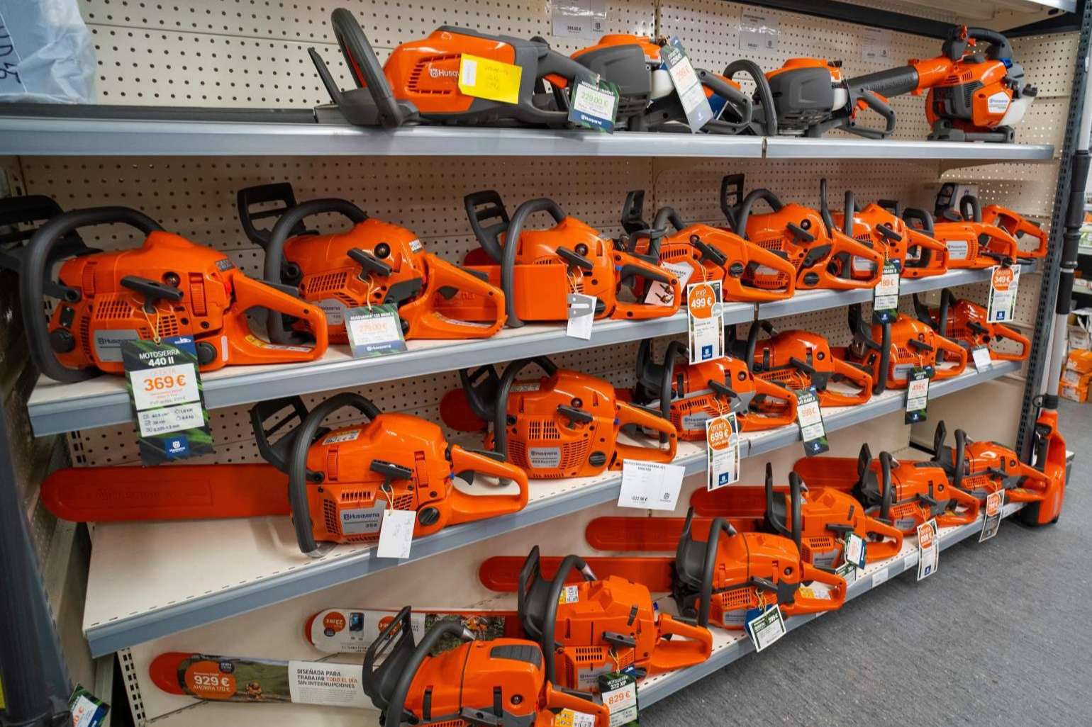 El distribuidor oficial de la marca Husqvarna en Val Do Dubra es Ferretería Ferroval