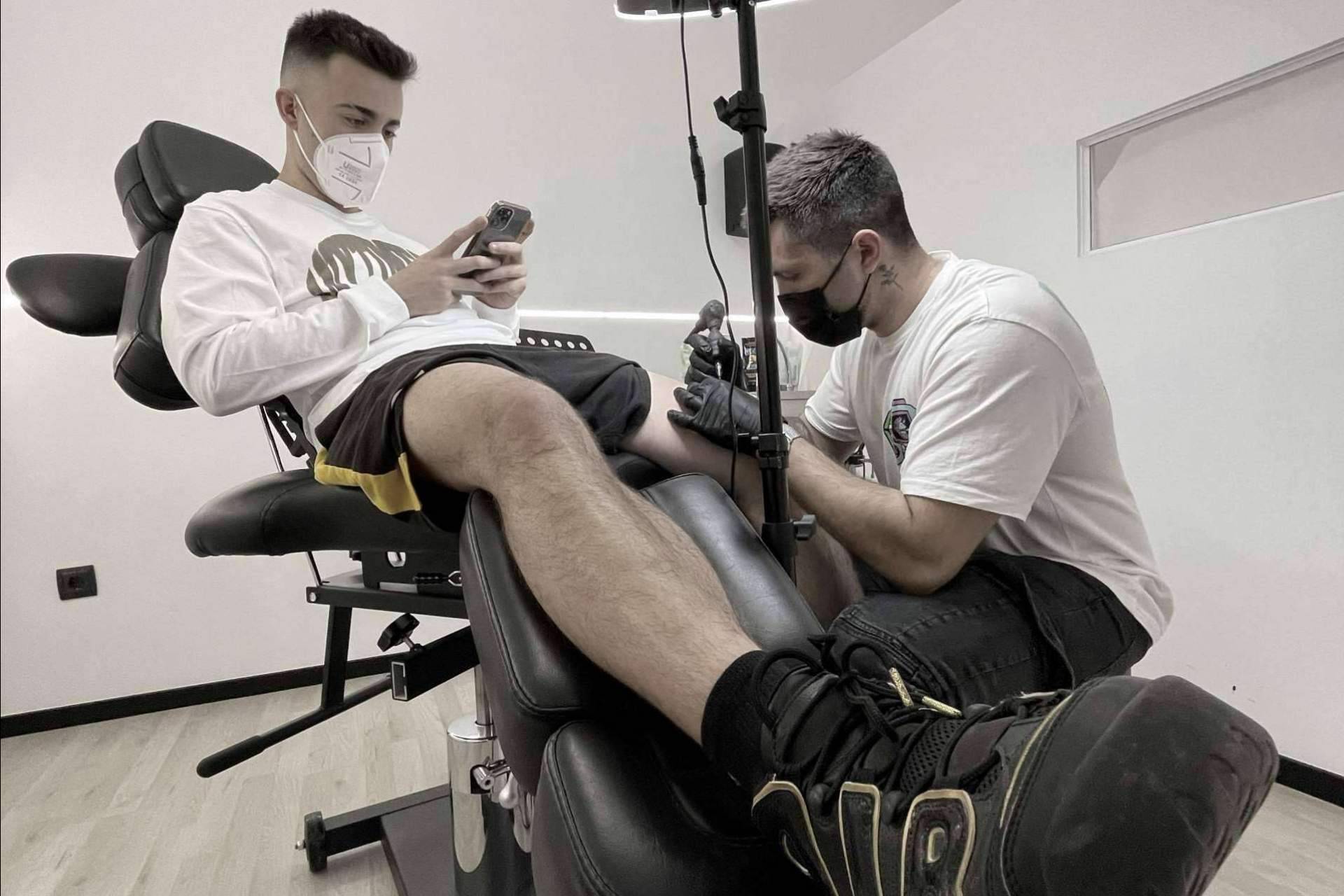 Uno de los mejores tatuadores de España, Carlos Losie, tatúa a un cantante muy conocido a nivel internacional