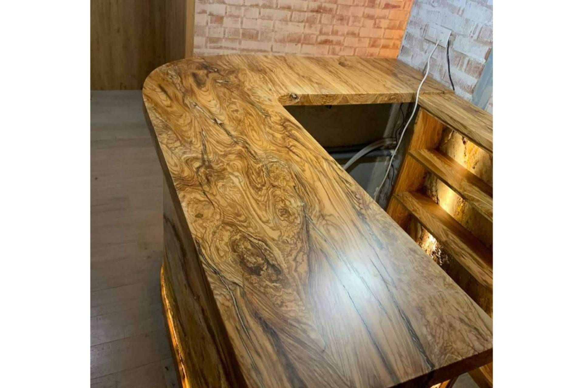 Trabajo artesanal y fabricación innovadora con madera de olivo, la gran apuesta de Encimeras de Olivo