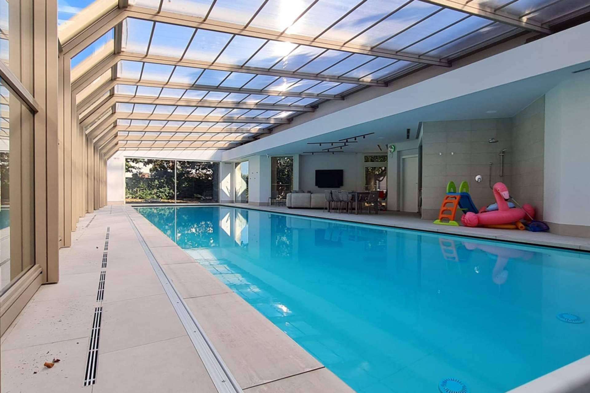 COVERTTO ofrece consejos sobre cuál es la opción más segura en cuanto a cubiertas de piscinas