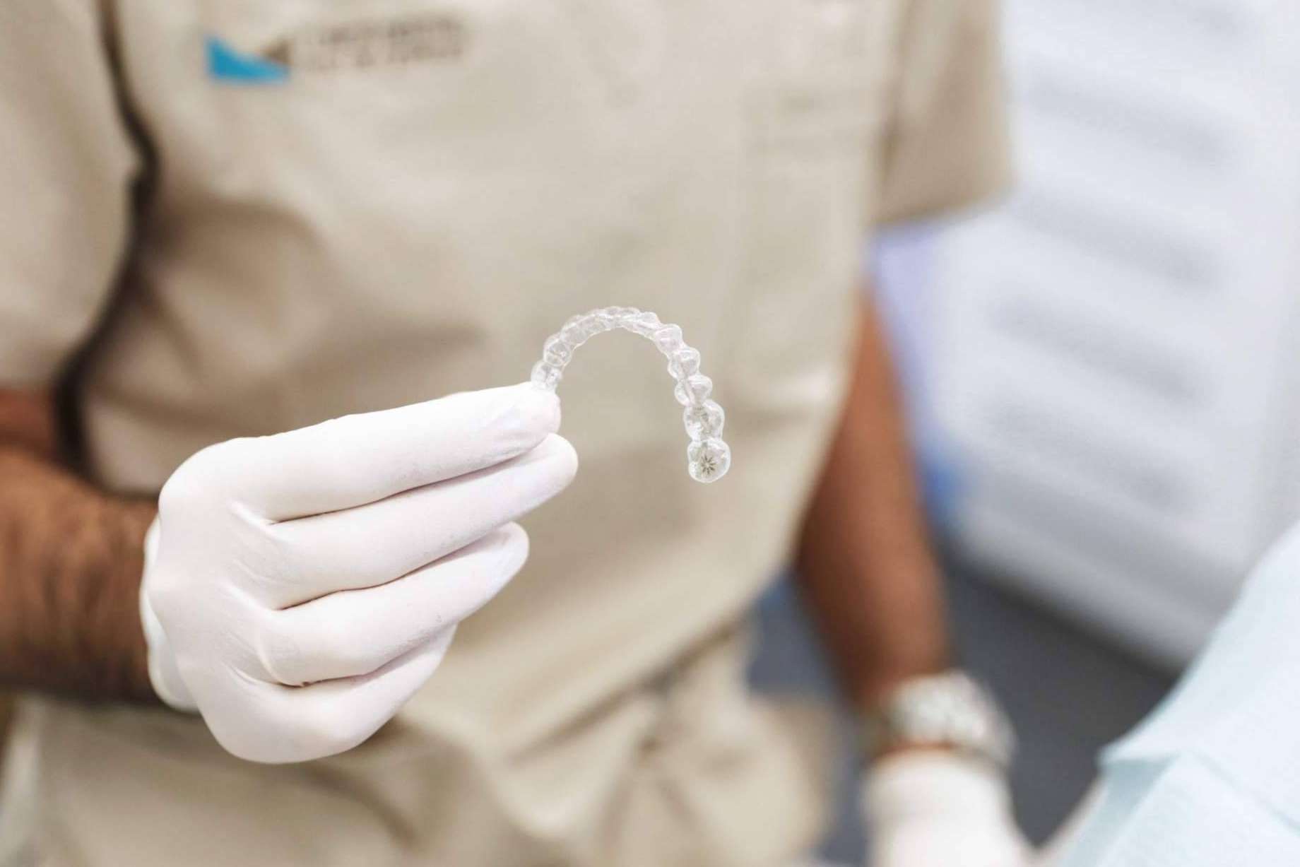 Clínica Dental Ruiz de Gopegui sobre las ventajas de apostar por la ortodoncia invisible