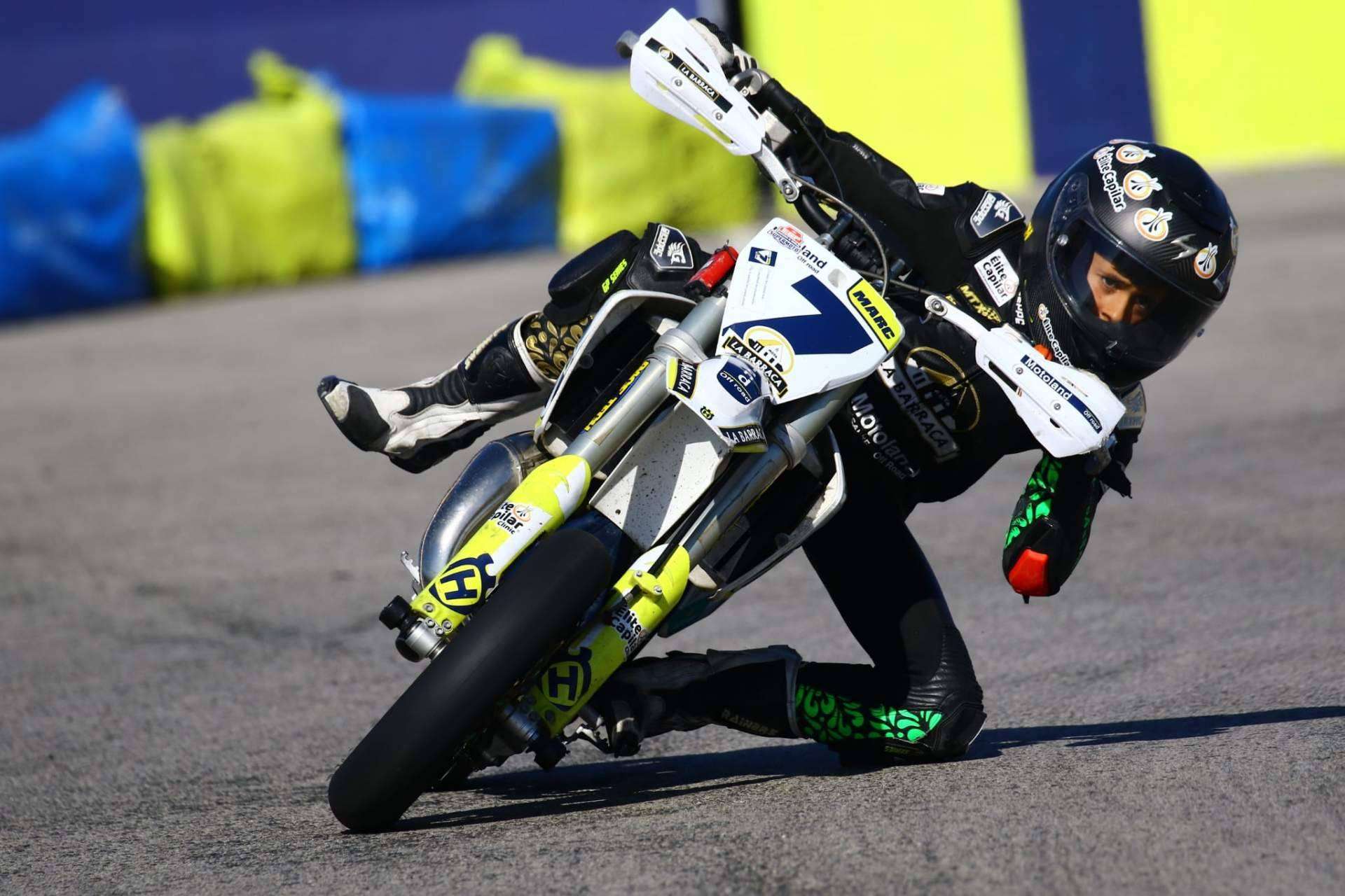 Marc Moñinos Esteve, con el patrocinio de la clínica capilar Élite Capilar, lidera por el momento el Campeonato Nacional de Supermoto 85cc
