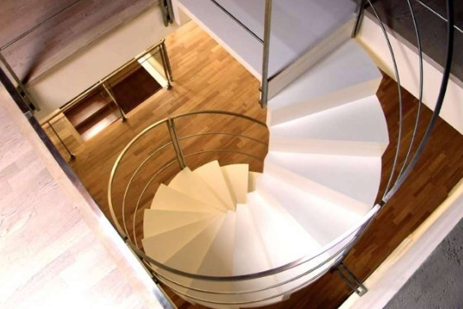 Aprovechar las escaleras en la decoración navideña con estos consejos útiles