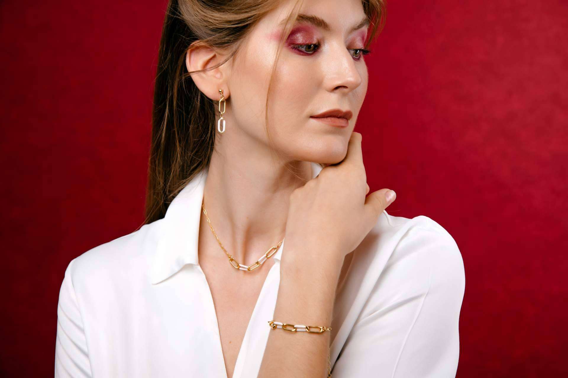 Todos los looks resaltan más con las joyas de moda de T-ADORO