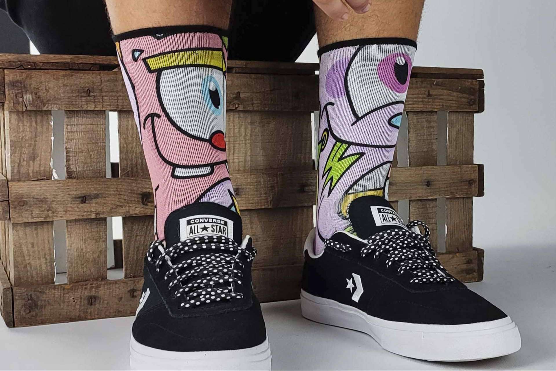 Vestir arte urbano con los calcetines divertidos de la marca ISOKISI