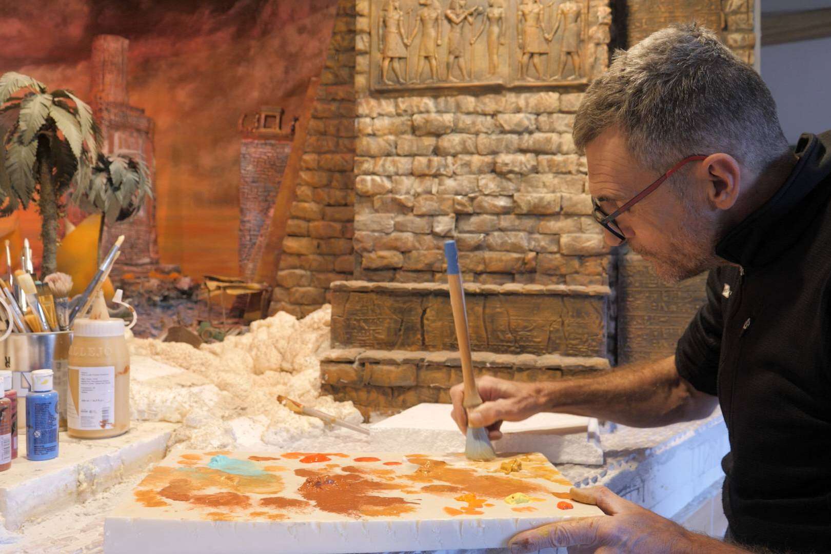 Ramón Colomer muestra en su canal de YouTube vídeos del proceso de construcción de sus dioramas de las 7 maravillas del mundo antiguo