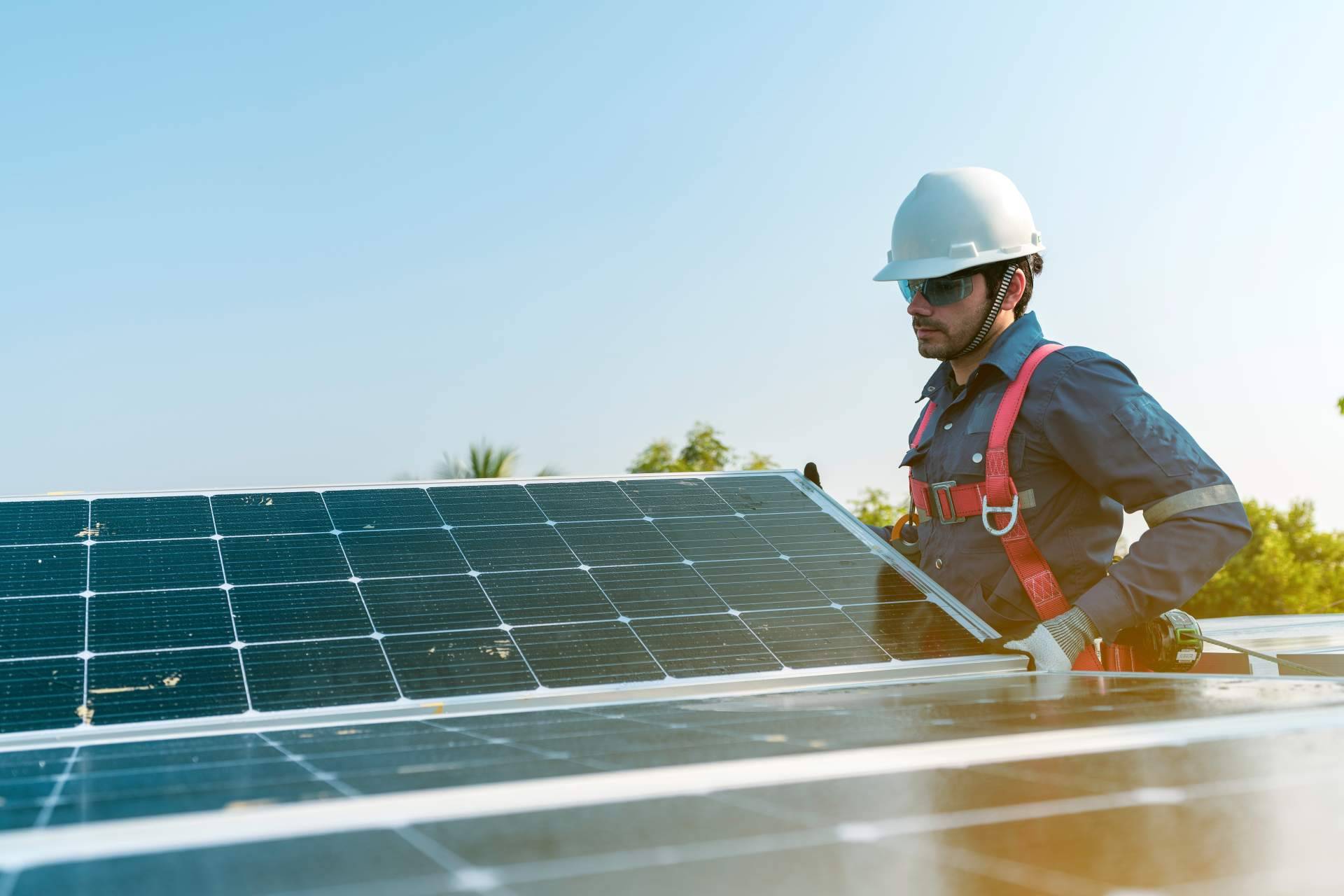 Cómo ahorrar generando energía propia. La hucha solar llega para quedarse