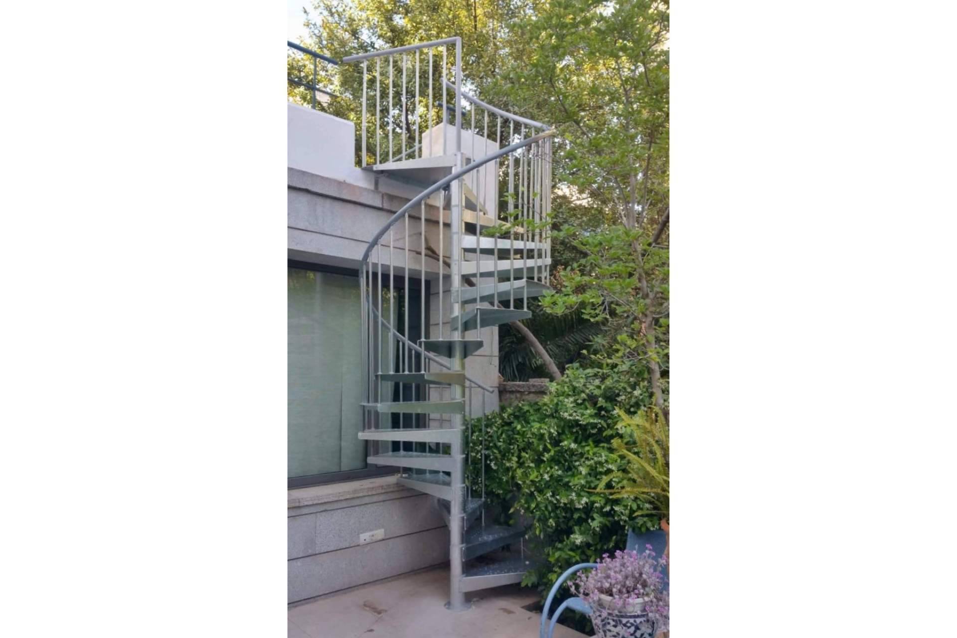 Instalación de escaleras metálicas de exterior, de la mano de Escaleras Enesca