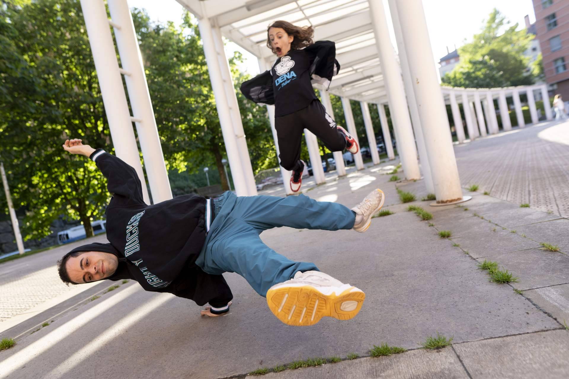 Niños y niñas asisten a clases de baile con DENA BILBAO