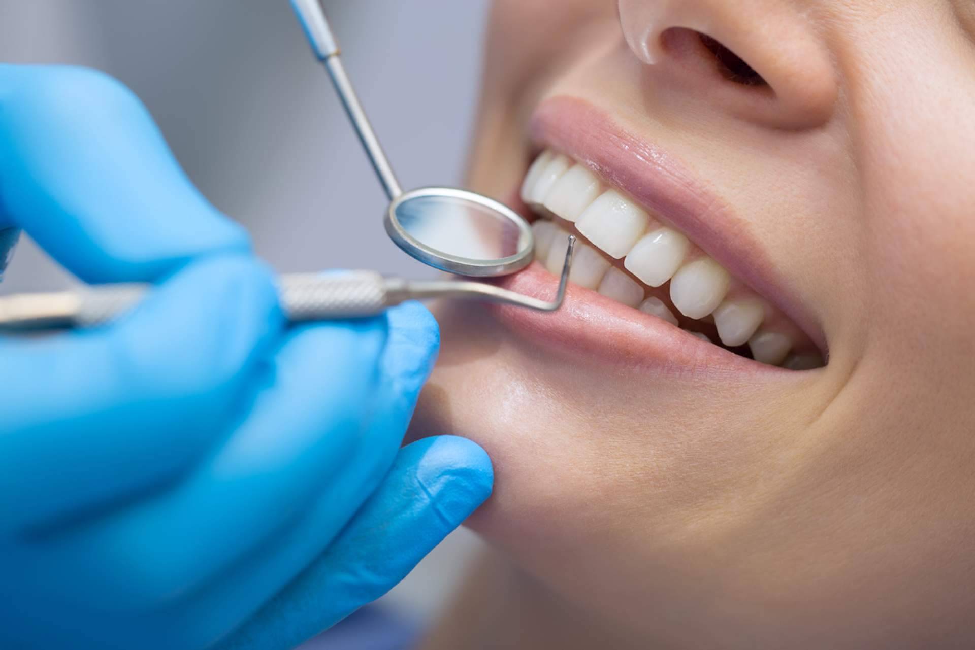 En qué consisten las prótesis sobre implantes, con DrMouth
