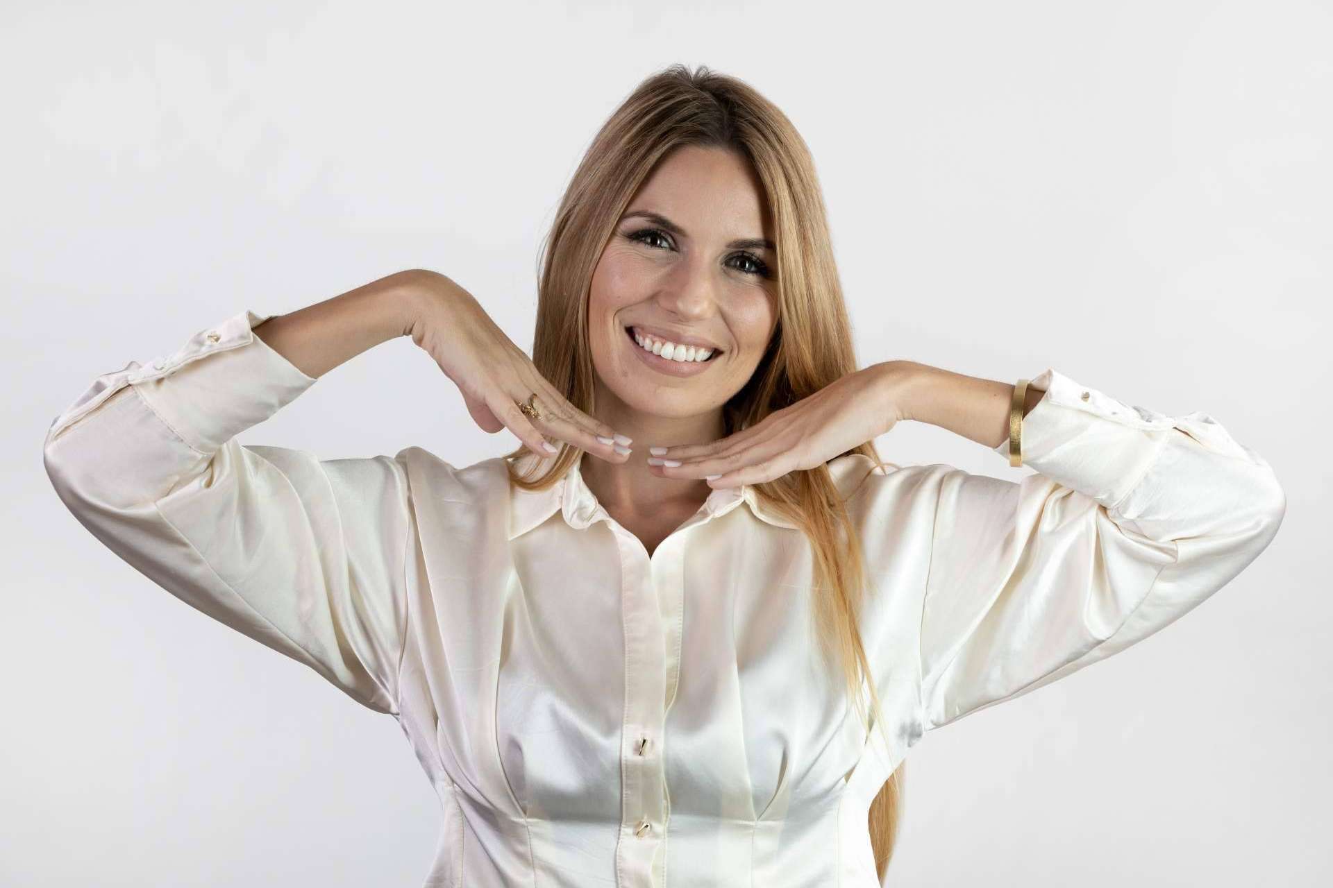 DR. INUK ofrece tiras blanqueadoras que representan la re-evolución de los dientes blancos
