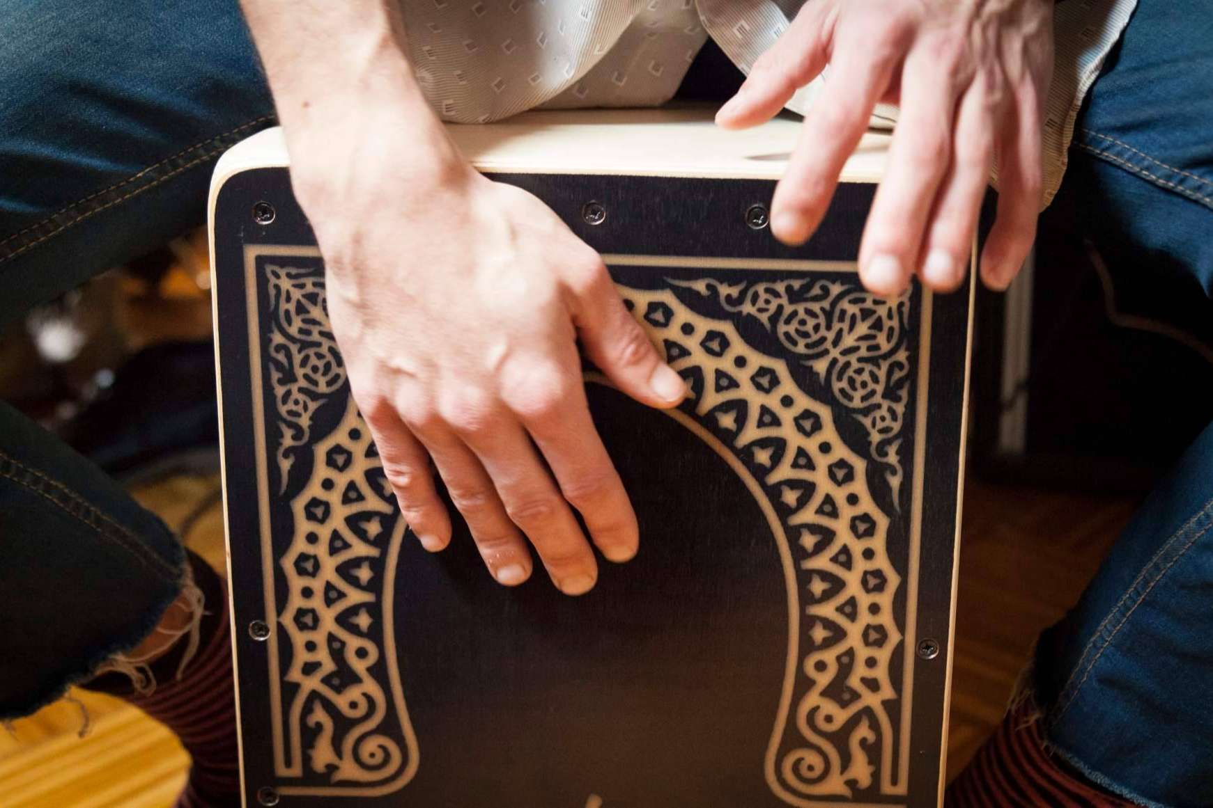 El libro de Música y Maestro permite aprender a tocar el cajón flamenco
