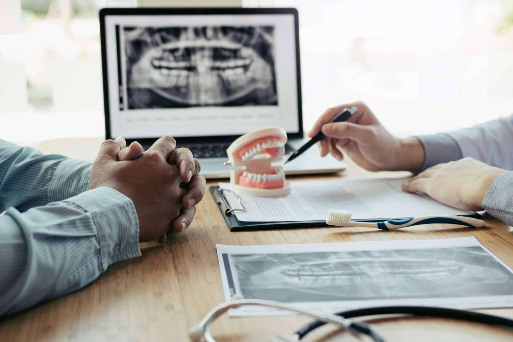 Implantes dentales de zirconio para recuperar la sonrisa de la mano de DeltaDent, la clínica de Madrid experta en biocompatibilidad