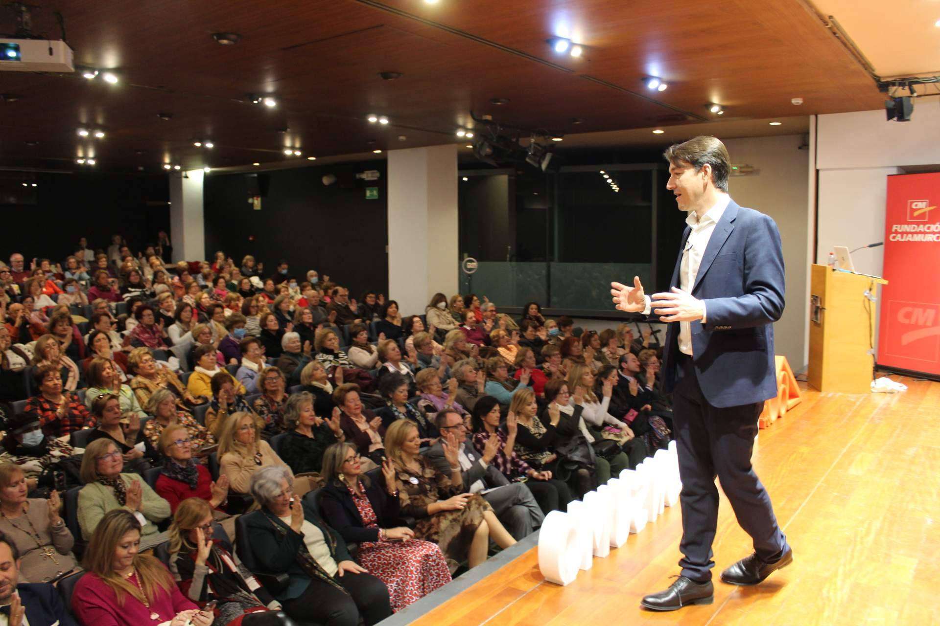 Más de 200 personas asisten a la presentación del libro 'Las 10 claves del bienestar'