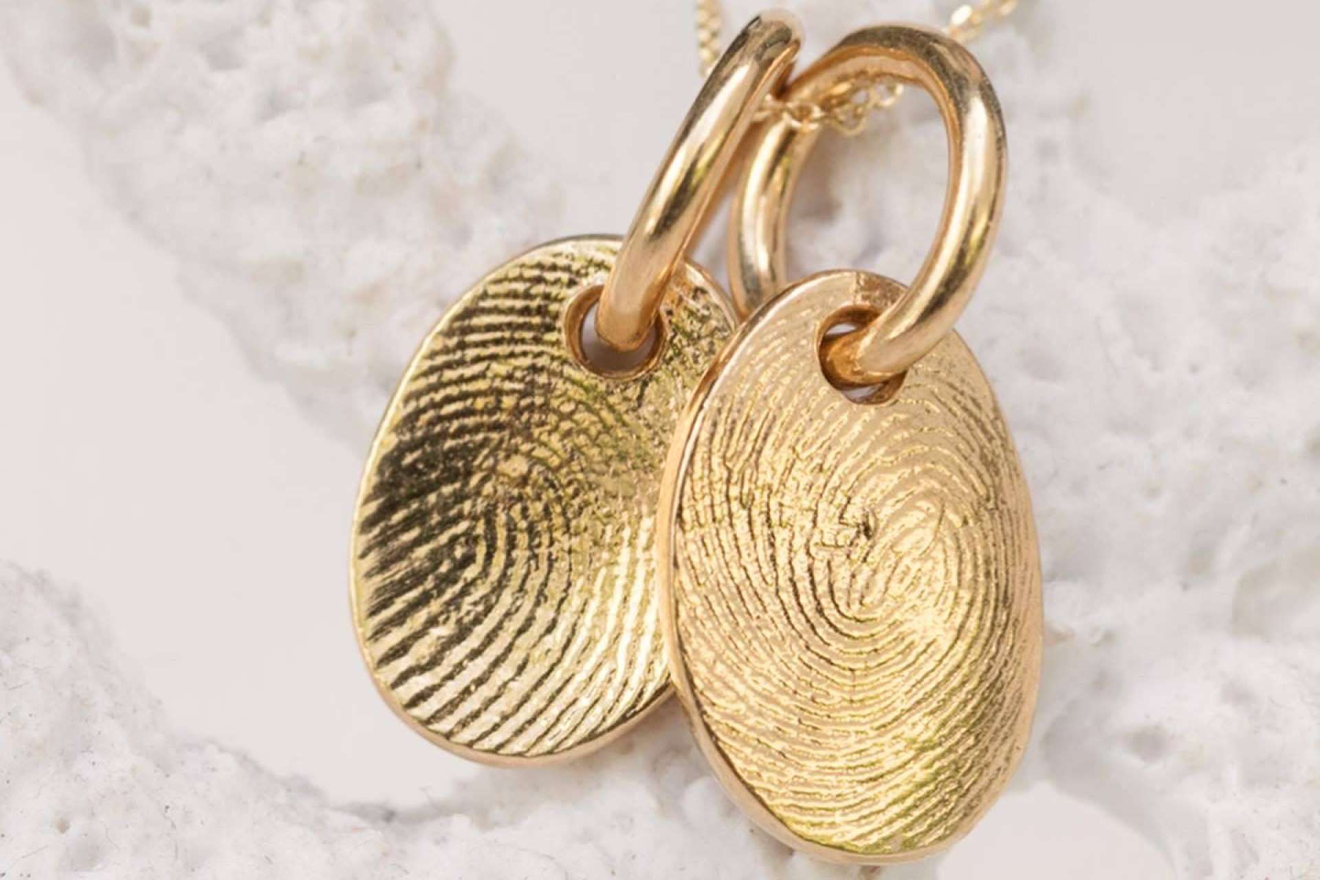 La última colección de joyas personalizadas con huellas dactilares y texturas de piel, de la mano de Dejando Huella
