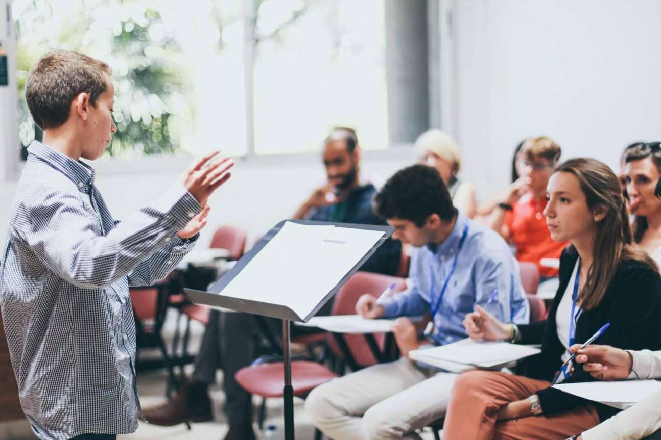 ¿Por qué es relevante que los centros educativos y las concejalías de juventud ofrezcan un club de debate a los más jóvenes?