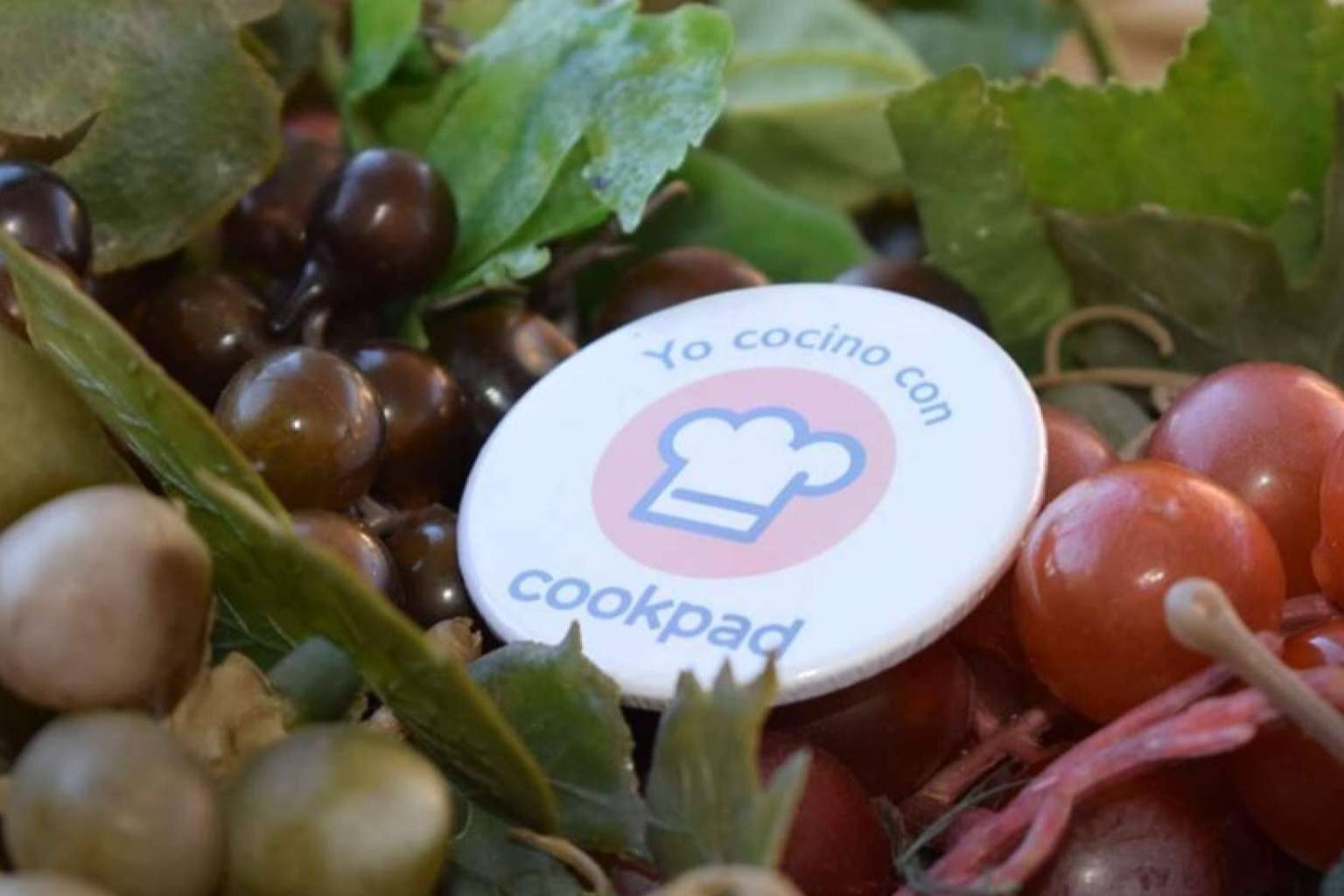 Socializar, reír, abrazar, comer… pero también cocinar, las claves para incrementar la felicidad a diario