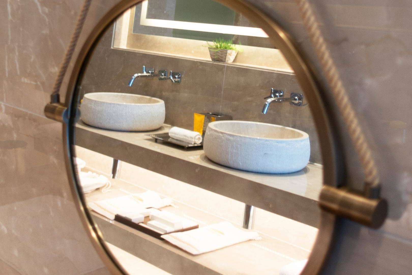Lavabos suspendidos de Tot Mampara; la tendencia en diseño de baños que no se puede ignorar