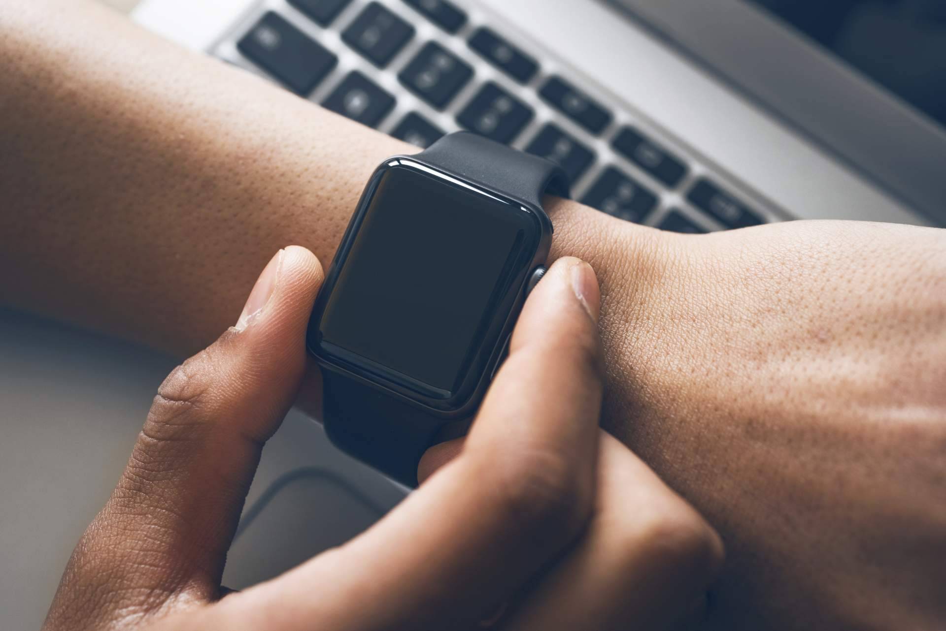 Personalizar un smartwatch para cualquier marca con Ainos Publicidad