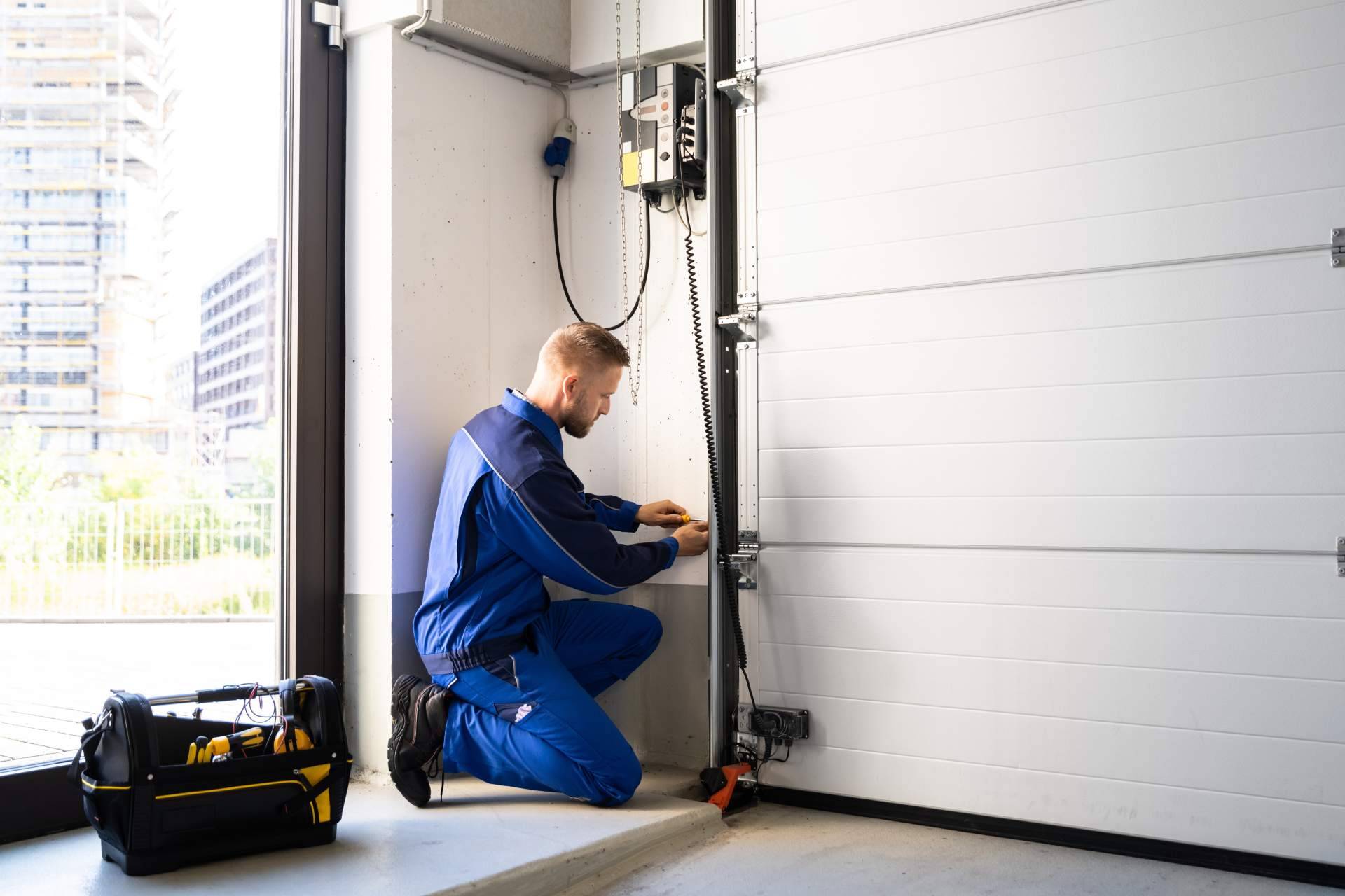 Segova ofrece servicios de limpieza y mantenimiento preventivo de puertas de garaje y automatismos en Cataluña