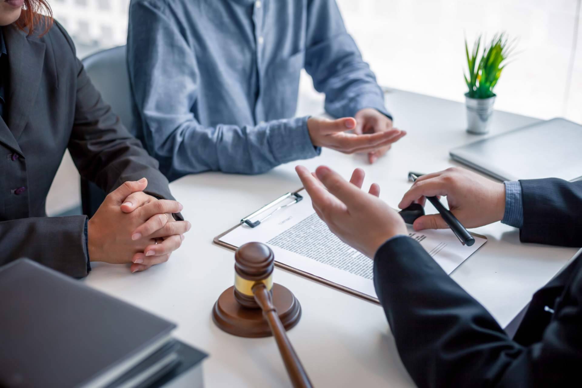¿En qué consisten los salarios de trámite?, con Catalá Reinón