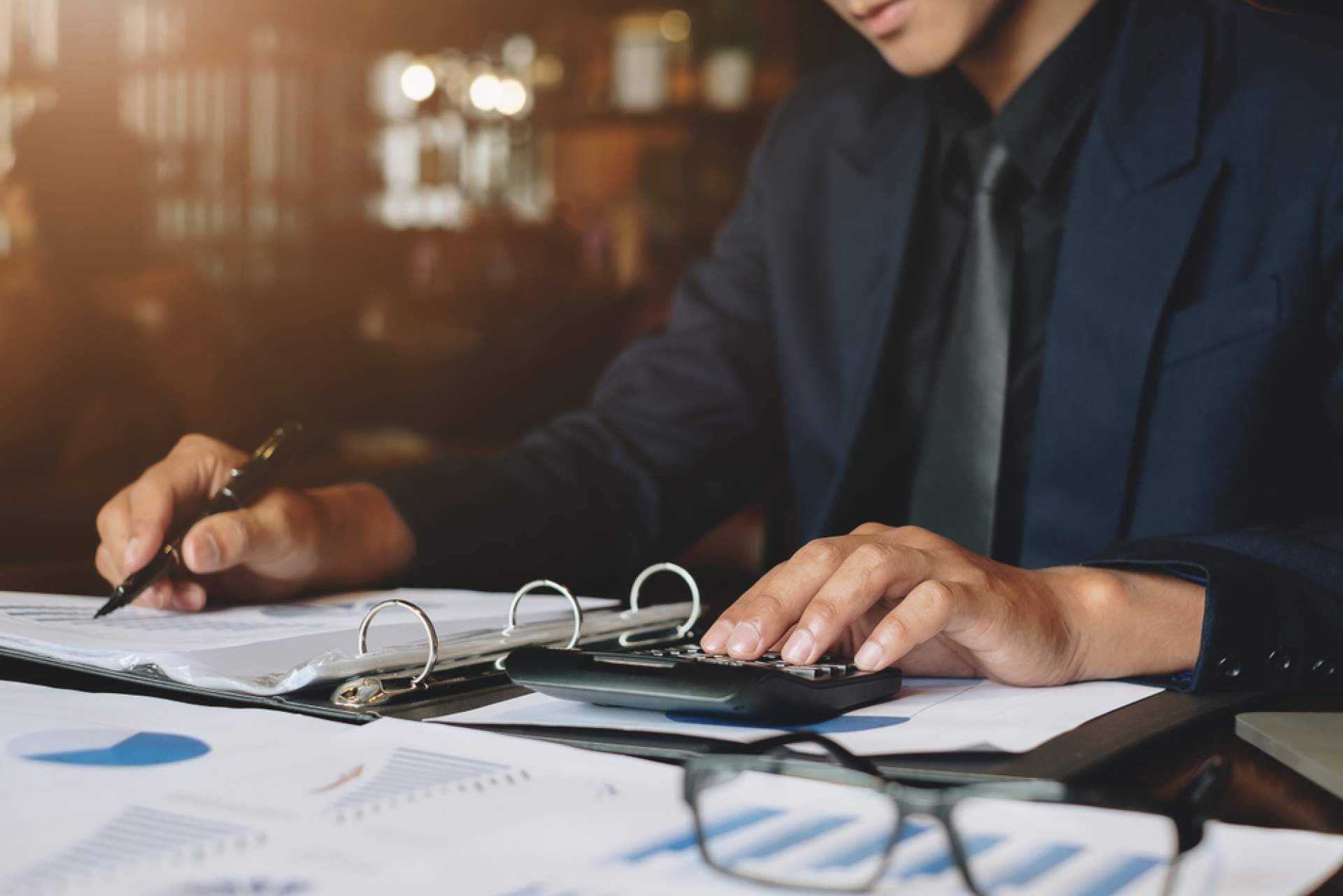 Utilizar un fiduciario o agente Escrow y sus ventajas