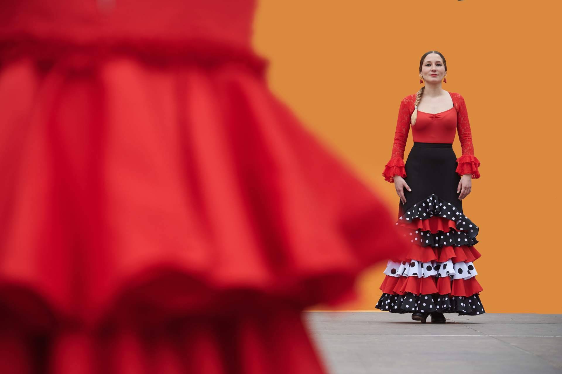 Viva La Feria presenta la falda rociera; el atuendo flamenco auténtico que refleja cultura y moda andaluza