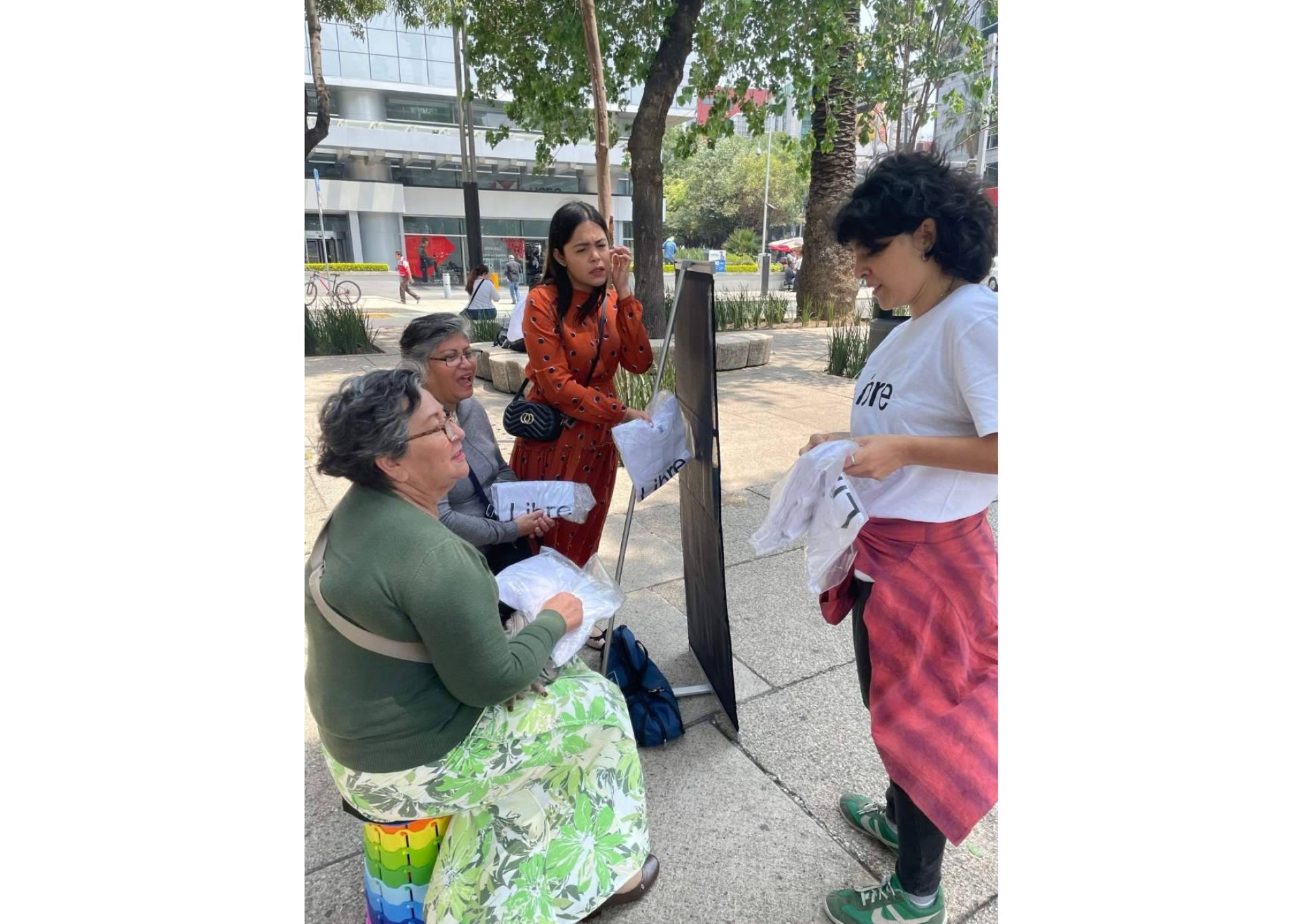 Berta Jayo realiza performances nuevas en las que regala camisetas con la palabra 'Libre'