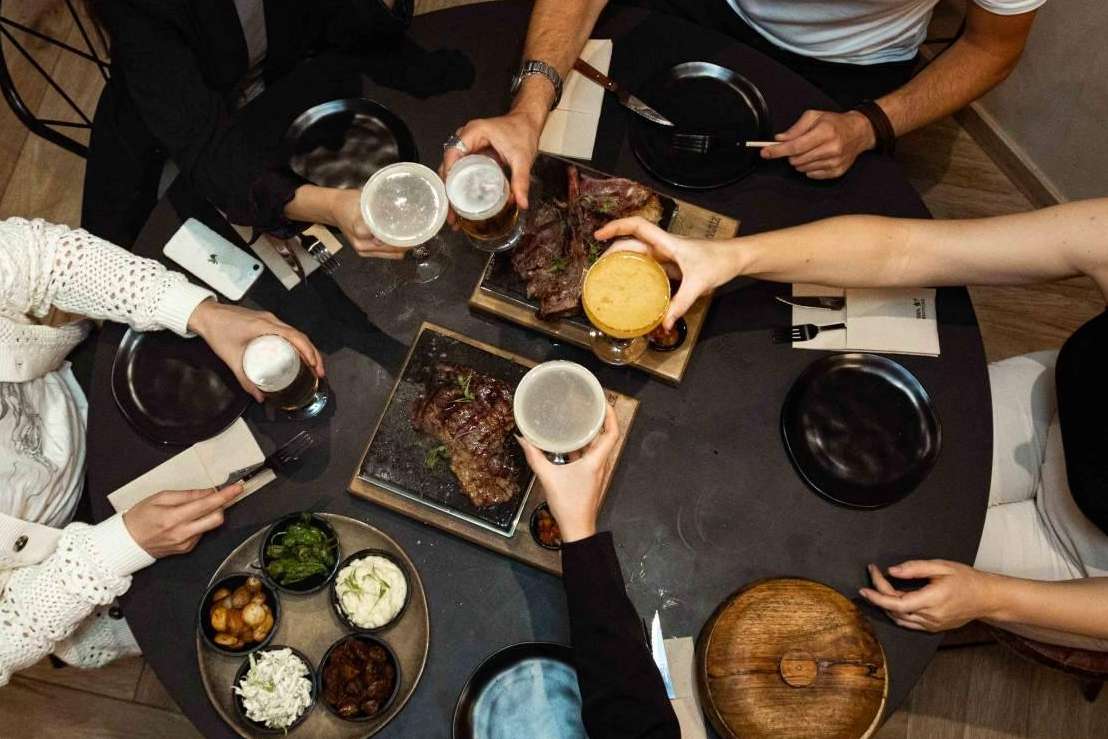 Un restaurante en Madrid que se ha distinguido por su autenticidad y sabor inigualable es Hijo del Maíz
