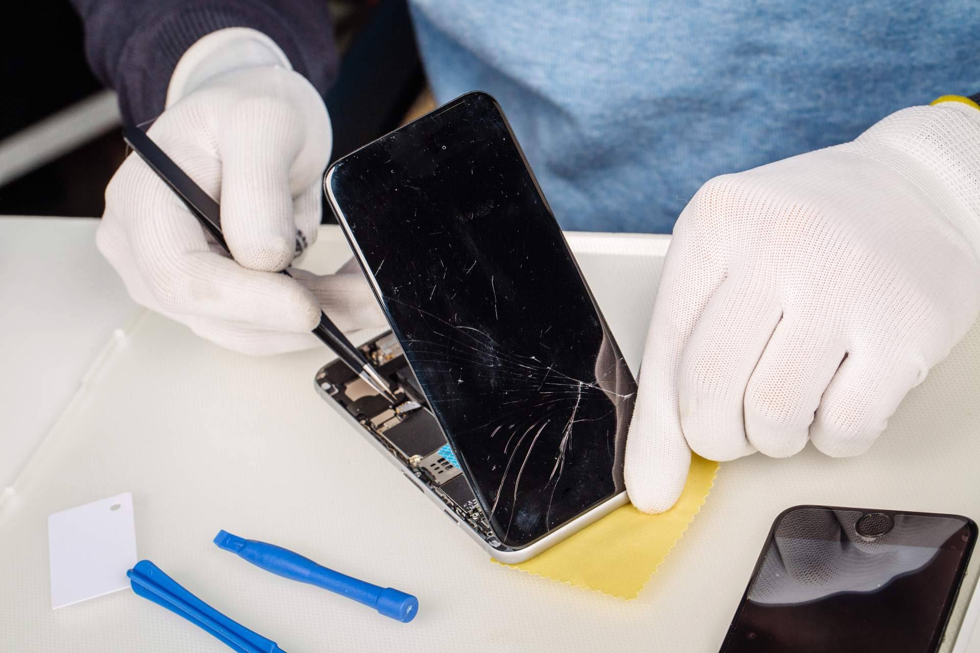 El servicio de repuestos móviles de Ovisat para cambiar una pantalla iPhone 13 Pro Max