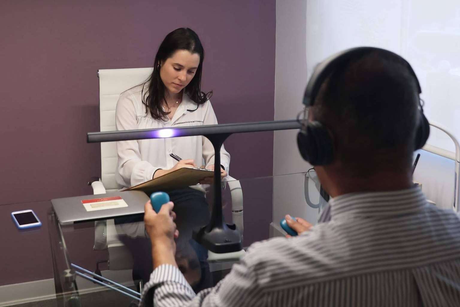 Tranquilamente explica los beneficios de la terapia EMDR para tratar traumas