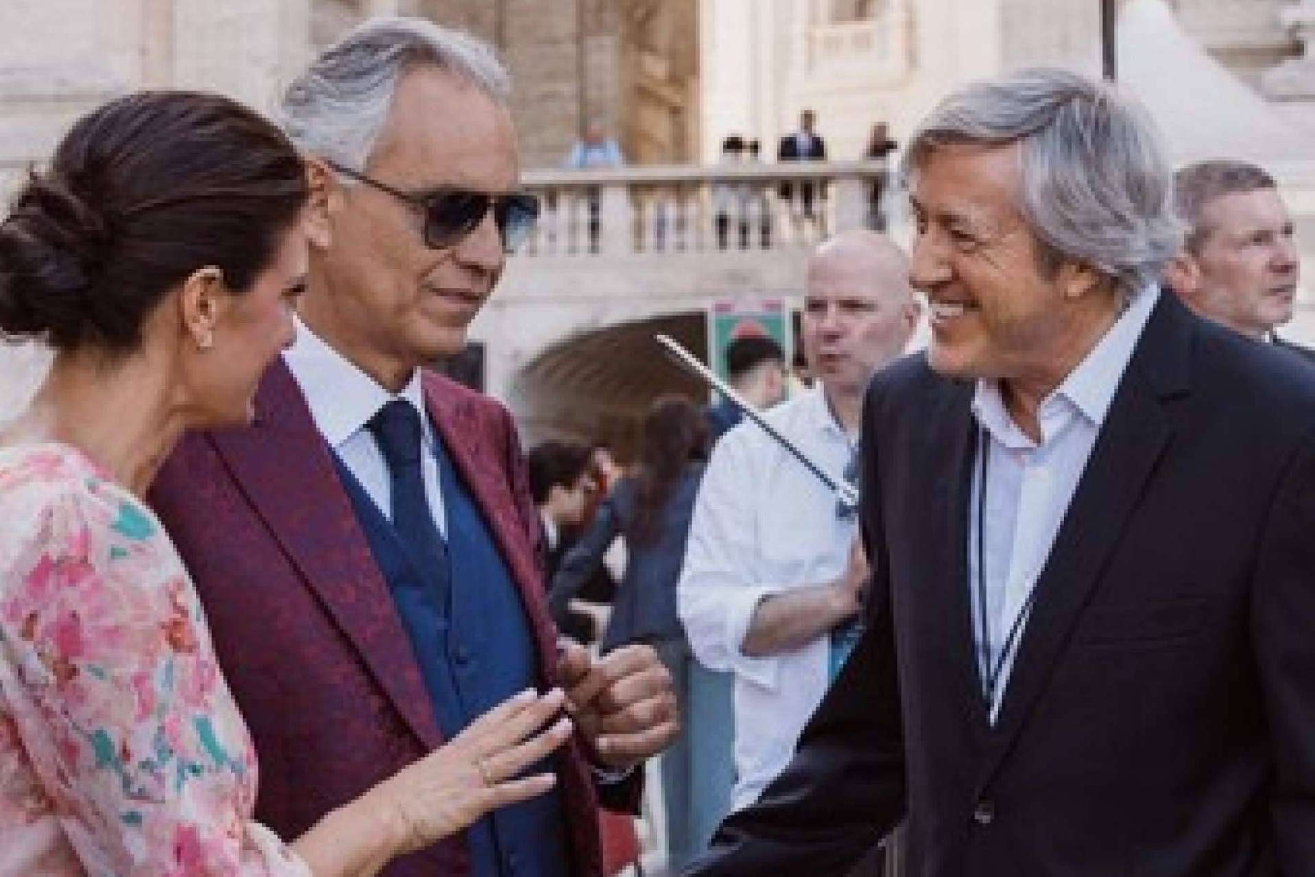 Encuentro del galardonado con el premio San Francisco de Asís dirigido a la humanidad y 33 premios Nobel