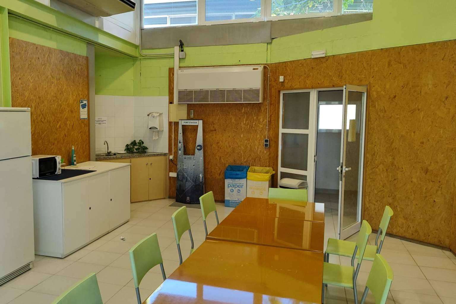 Ahorro económico; los beneficios de implementar un dispensador de agua Jibu H2O en oficinas y otros espacios