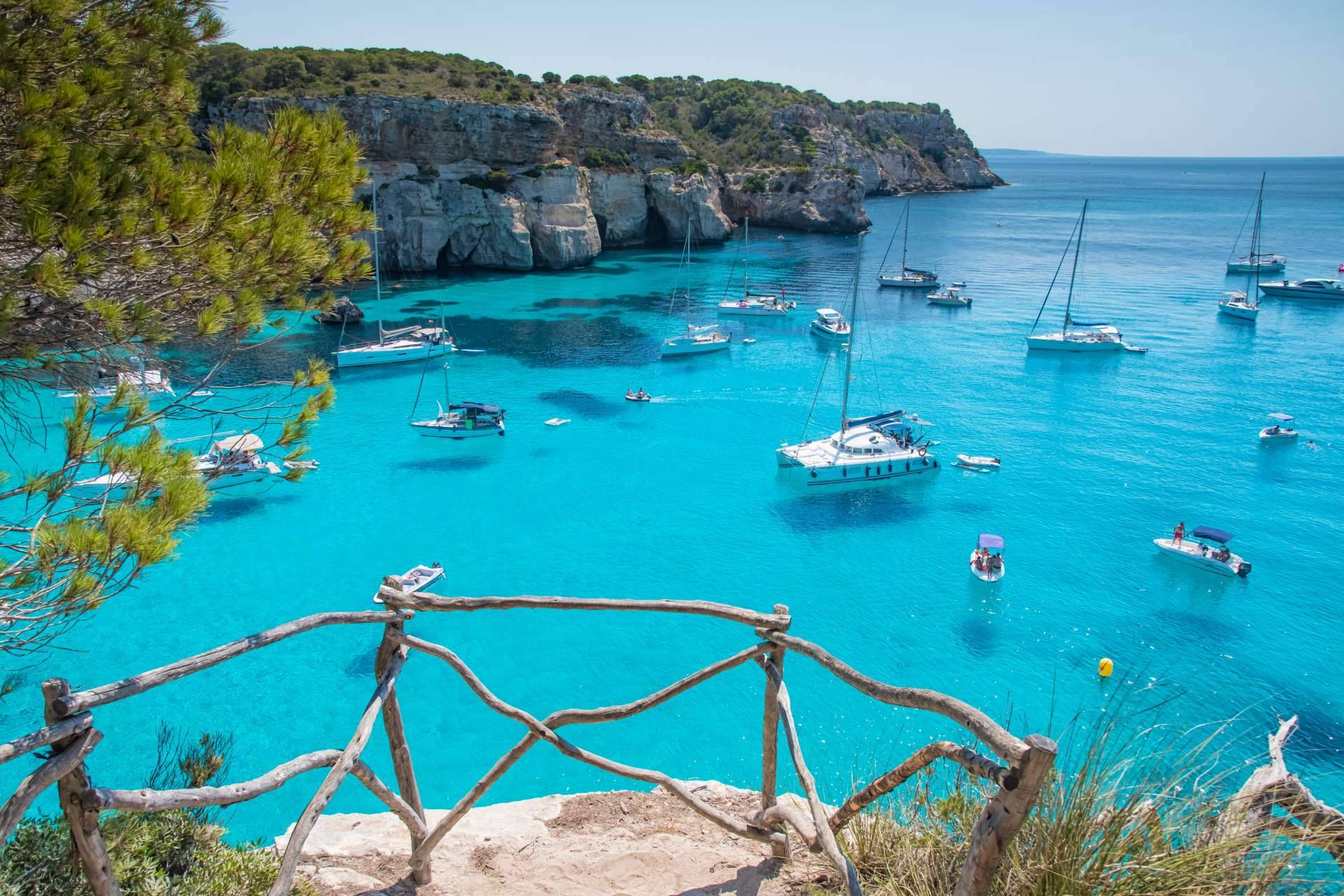 Excursiones en barco Menorca para descubrir la isla, con Mar en Calma
