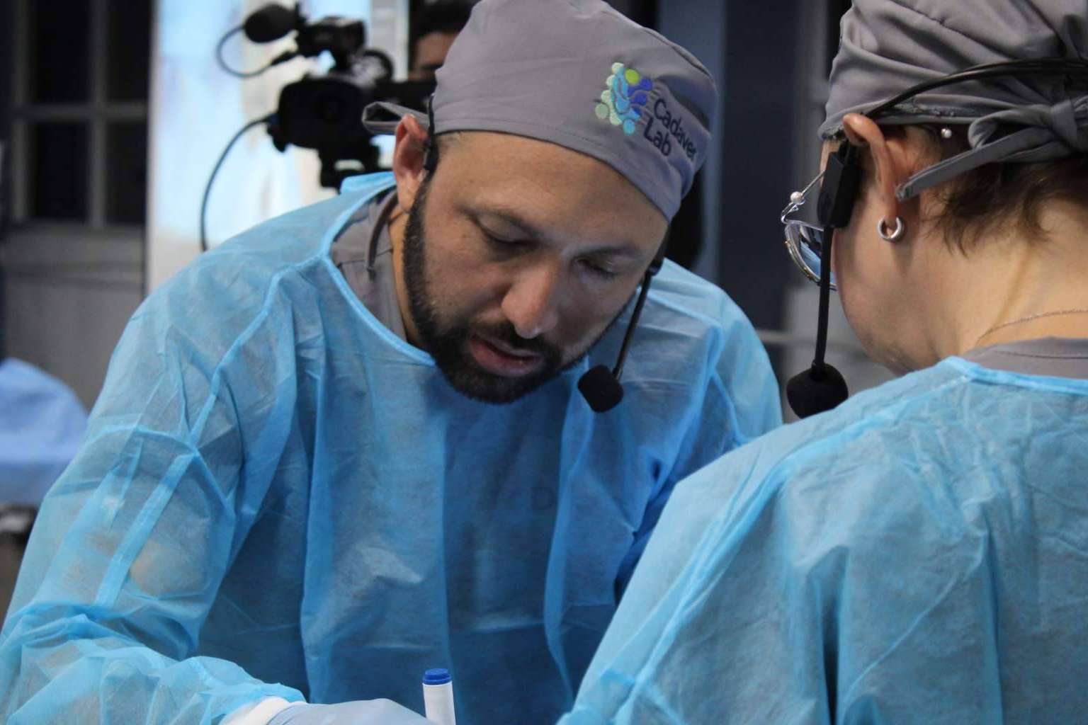 El Dr. Diego Pineda, director médico de CadaverLab, concede una entrevista