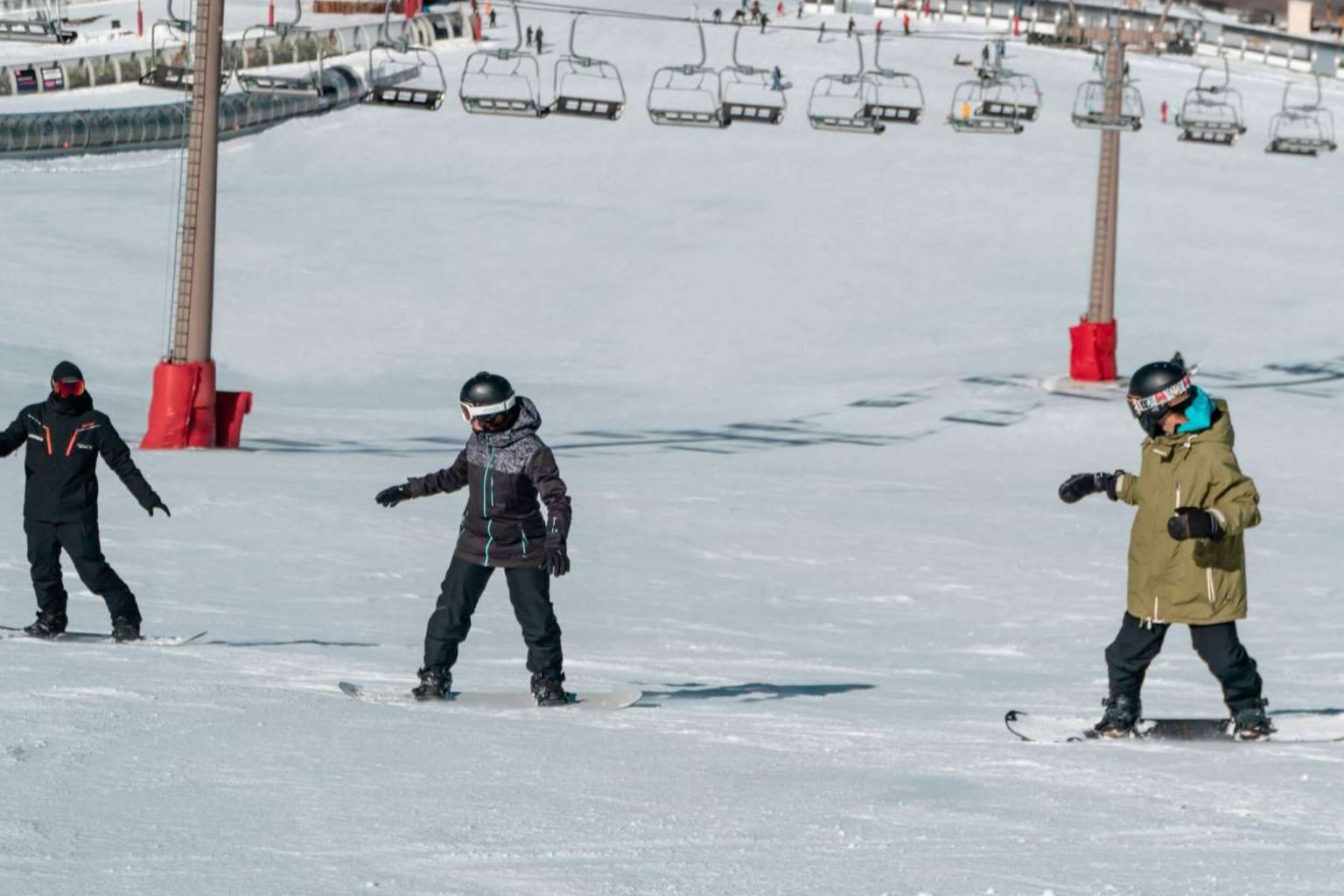 Aprender snowboard con las clases para todas las edades de Sierra Nevada Adventure & Ski