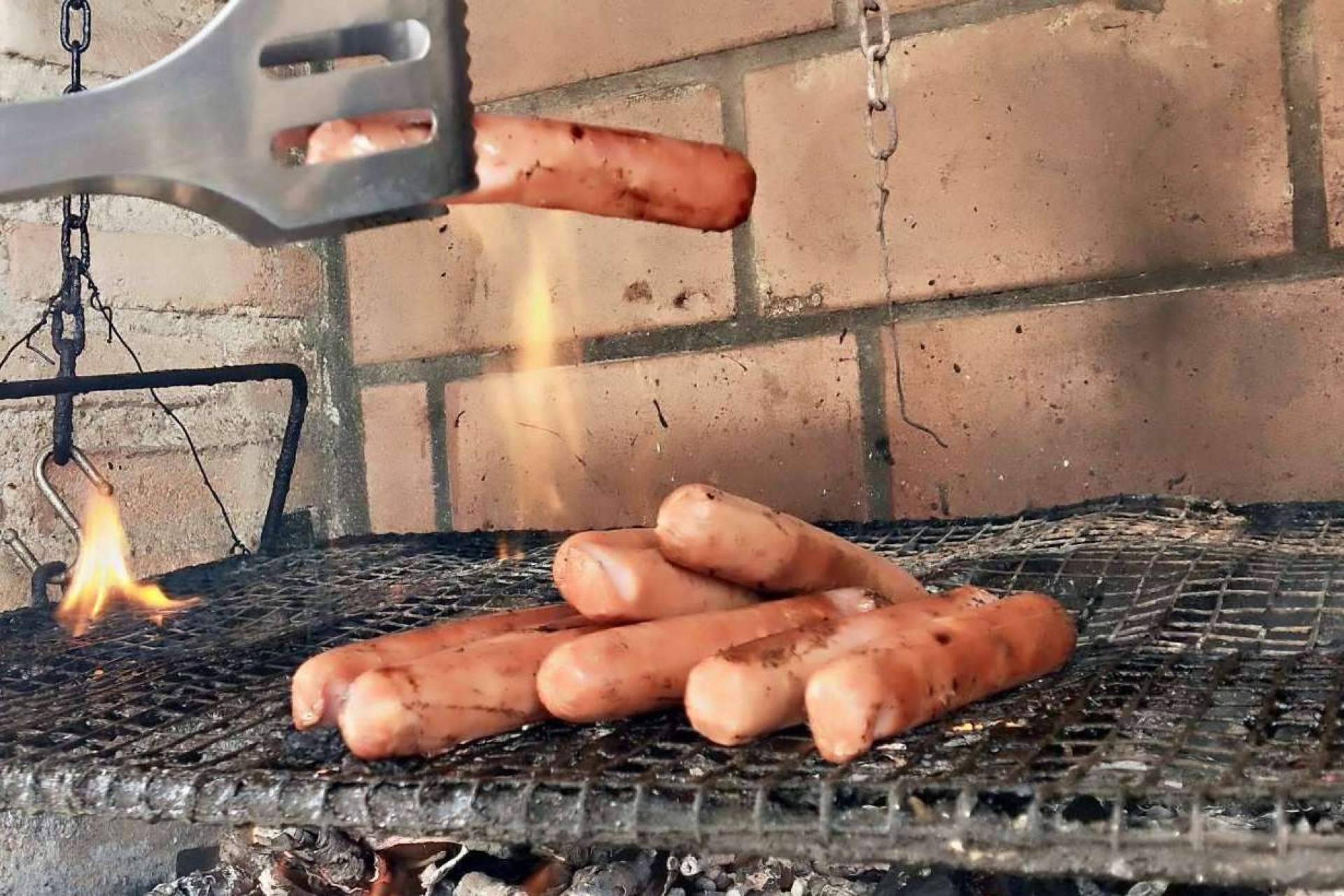 D´Carnilsa cuenta con salchicha ranchera colombiana crujiente y sabrosa