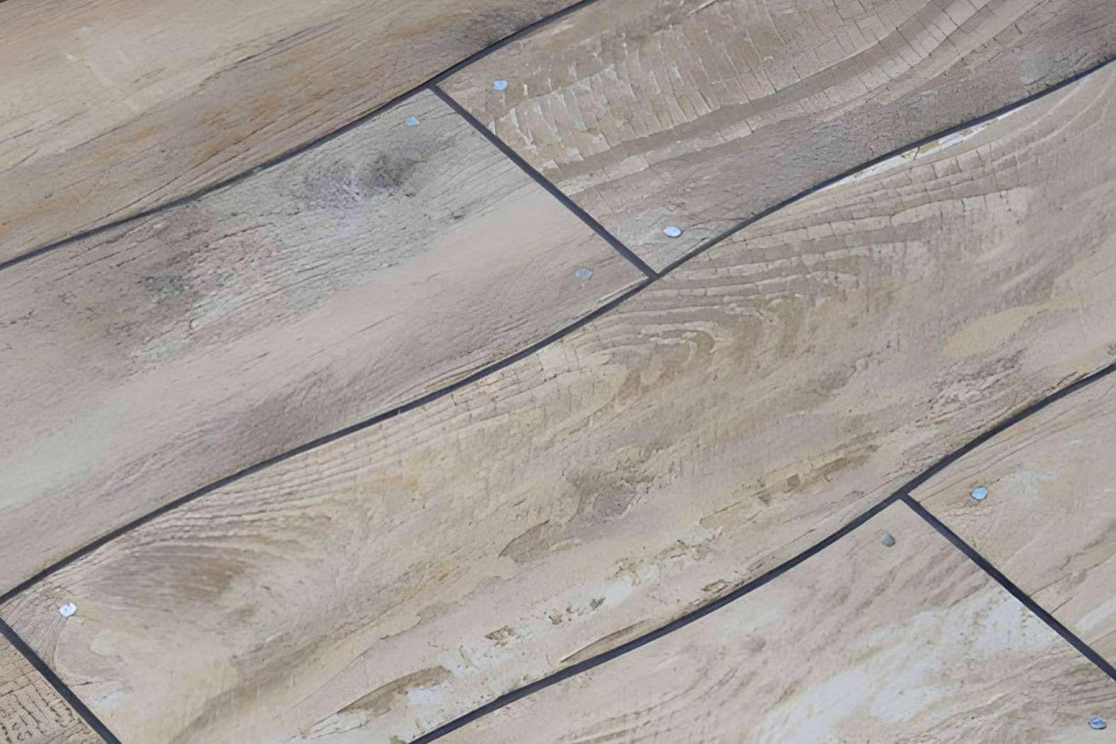 ¿Cuáles son las ventajas y cuidados de los suelos porcelánicos imitación madera que vende Mundo Cerámicas?