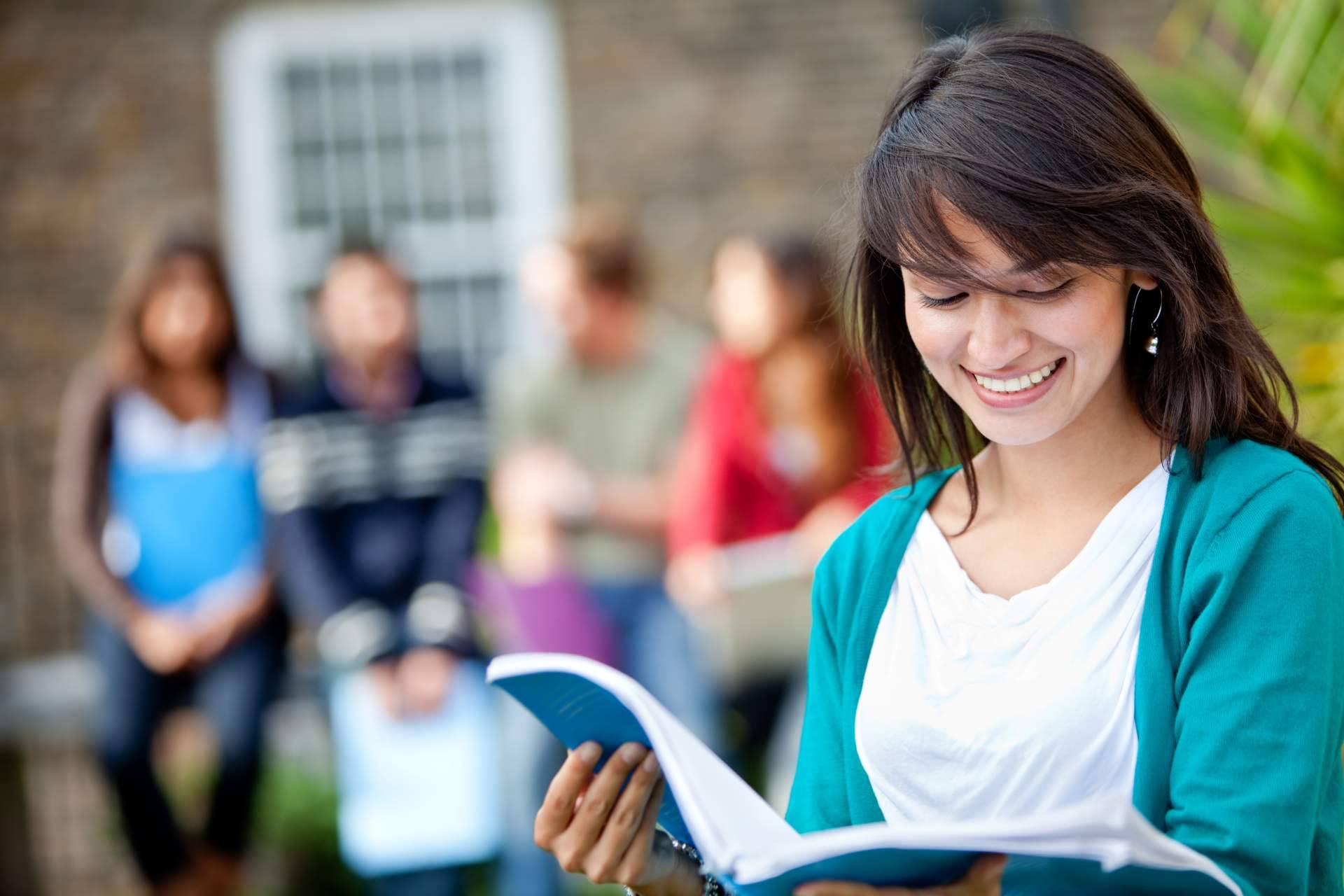 Cuáles son las becas universitarias más populares de España, según ApruebaTodo