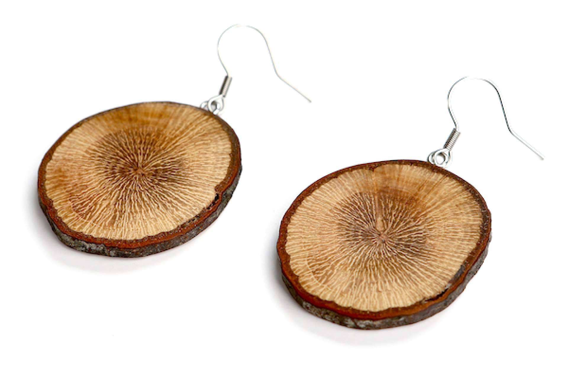 Accesorios de Madera Joyas ofrece consejos para elegir pendientes de madera según el tipo de escote