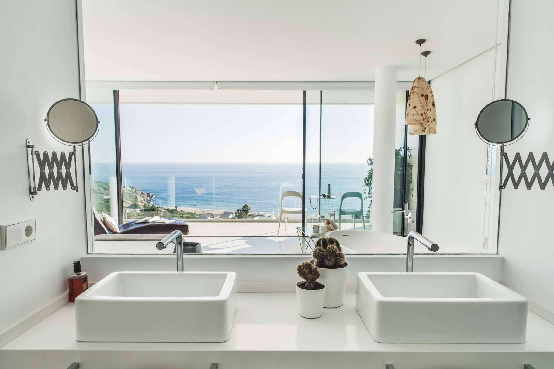 Disfrutar de impresionantes amaneceres y vistas al mar en Villa Villa Alkaram, un refugio de lujo en Andalucía