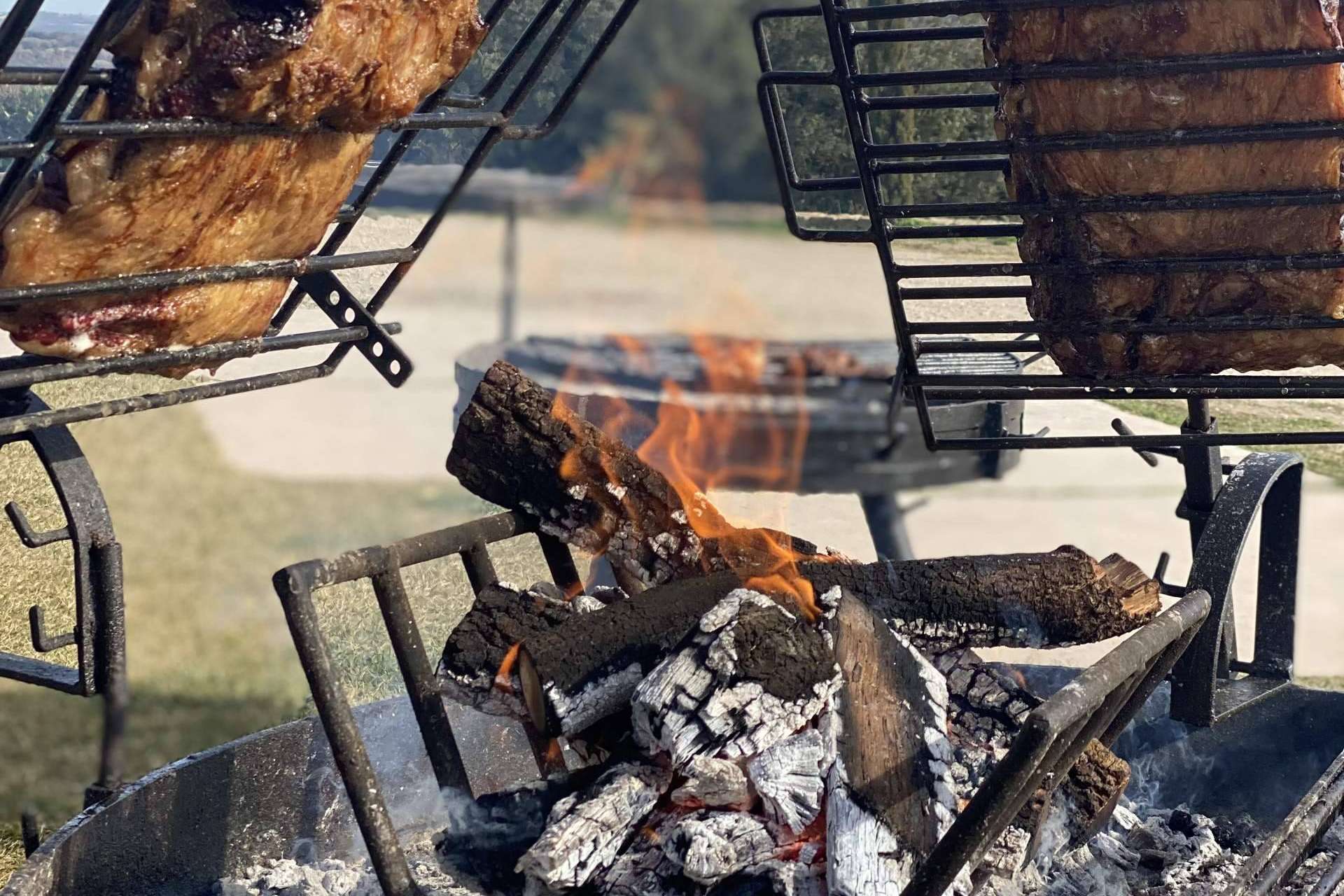 La tradición del asado argentino, un ritual de camaradería y sabor