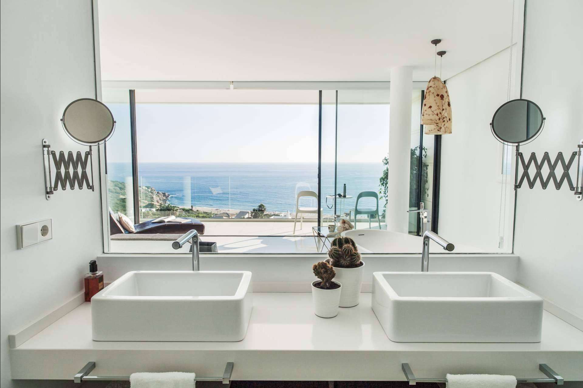 Villa Alkaram es un chalet de lujo que permite disfrutar al máximo de la costa gaditana