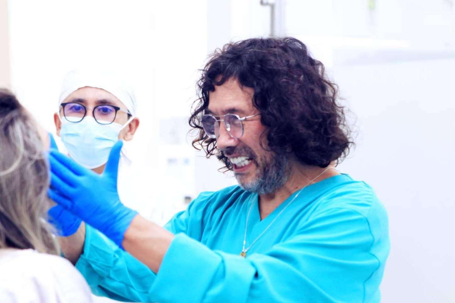 Sonrisas renovadas con los implantes dentales de Marlon Becerra