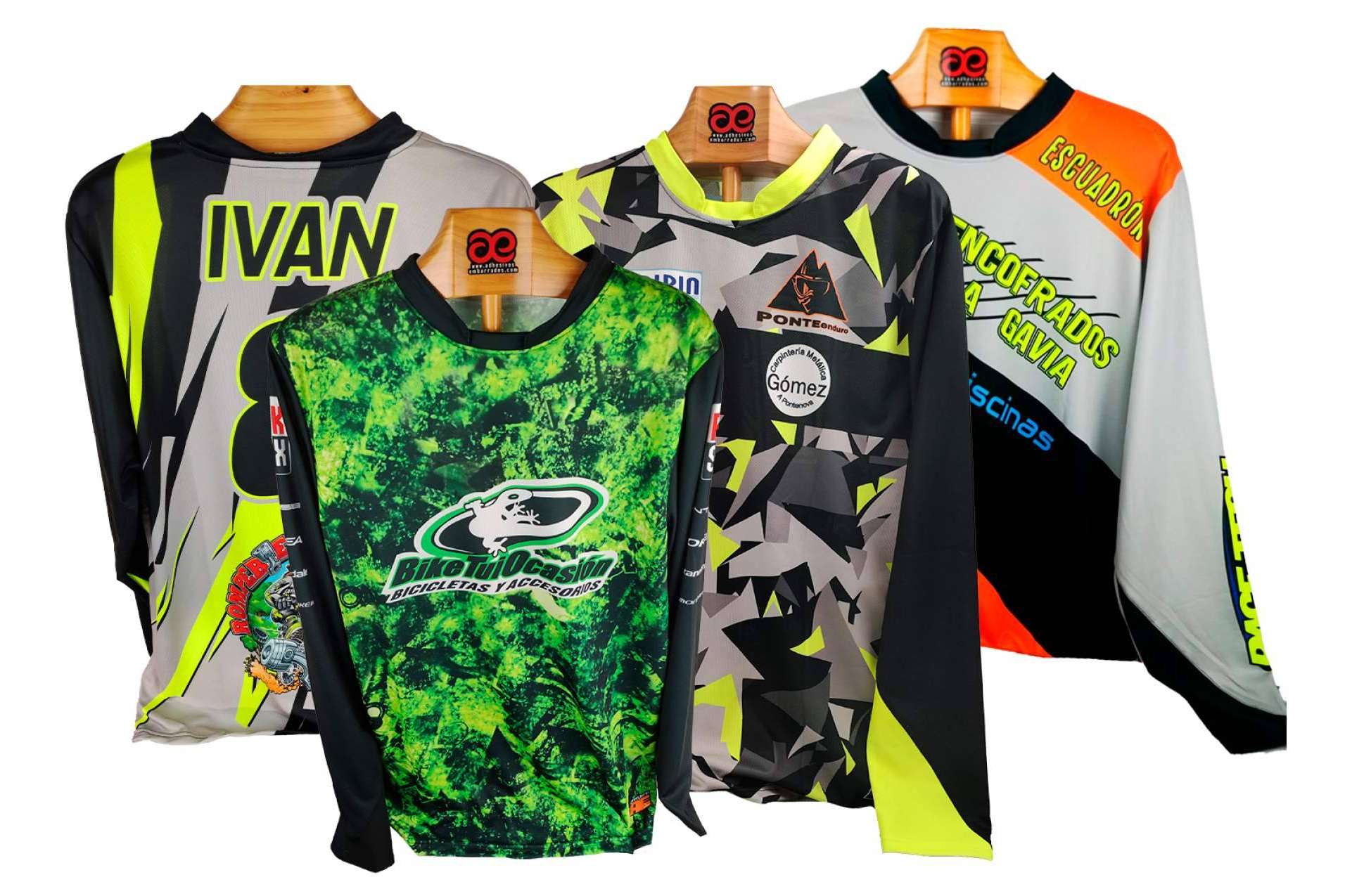 ADHESIVOSEMBARRADOS crea diseños personalizados en ropa offroad para pilotos de motocross