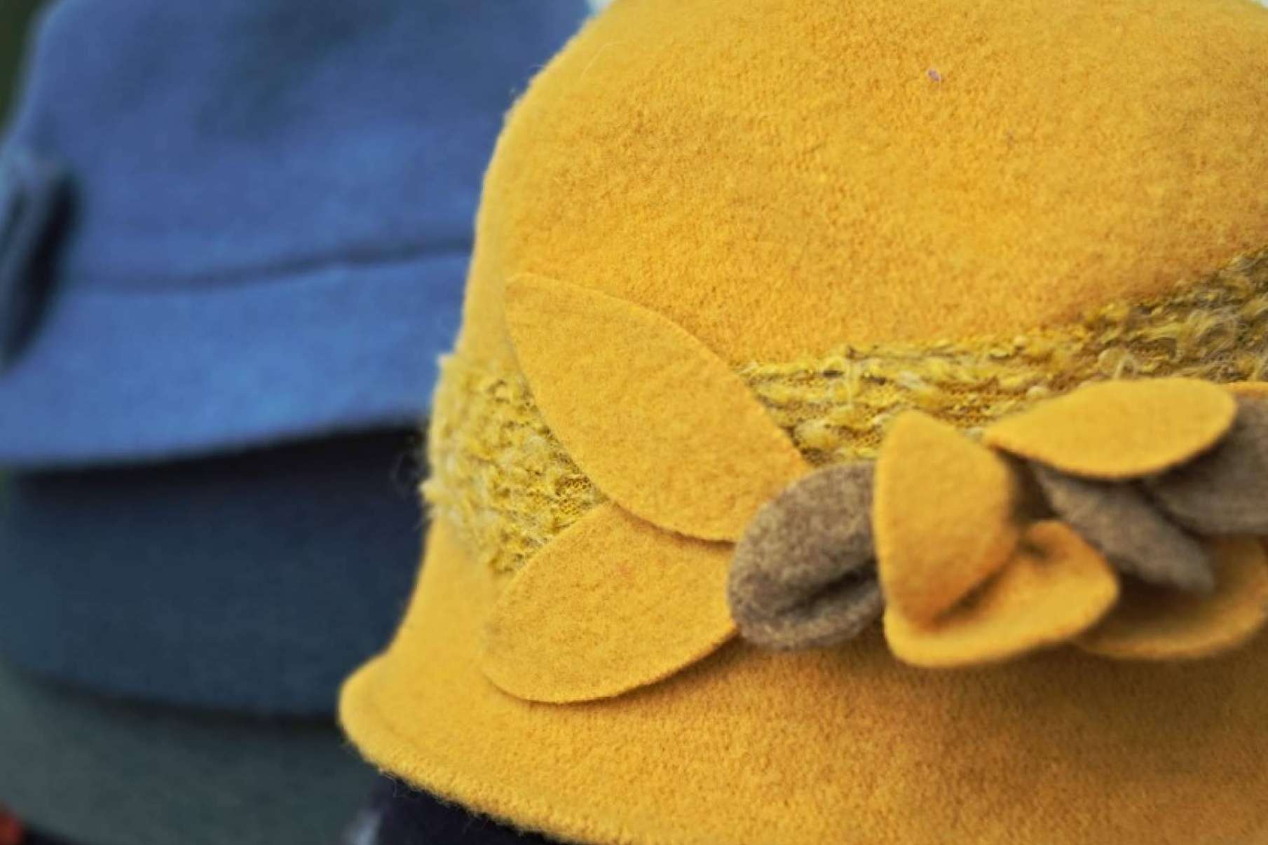 Ideas de regalos de Navidad, guantes para mujer y hombre con el sello artesanal de Santacana