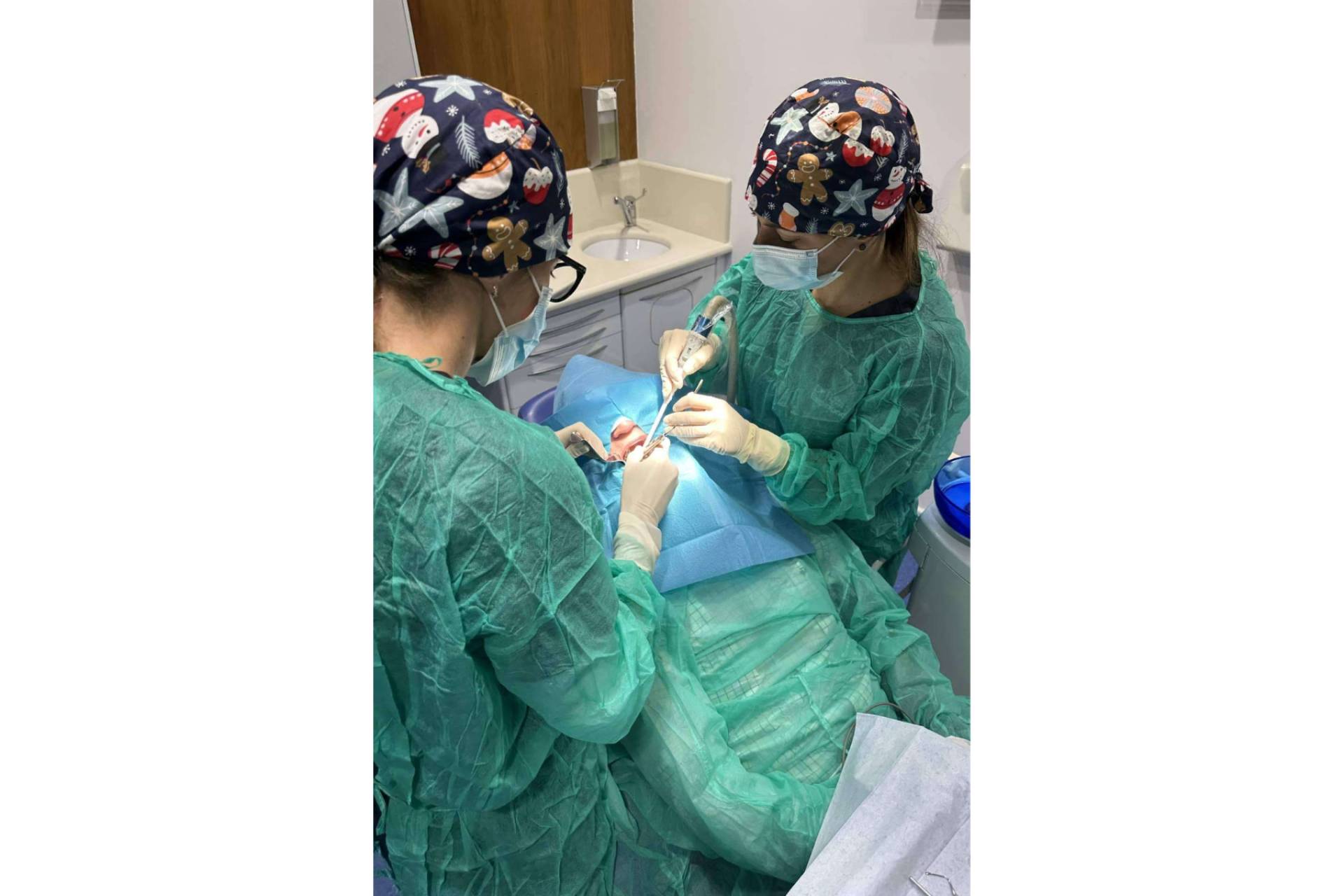 En Gijón, la Clínica Dental Dr. Espinosa transforma sonrisas con sus implantes dentales este Año Nuevo