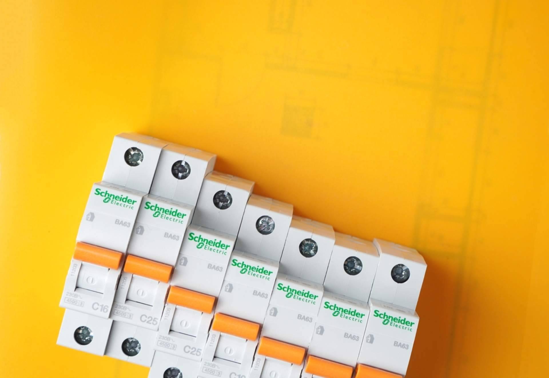 Cadenza Electric impulsa el acceso a material eléctrico Schneider Electric con precios atractivos