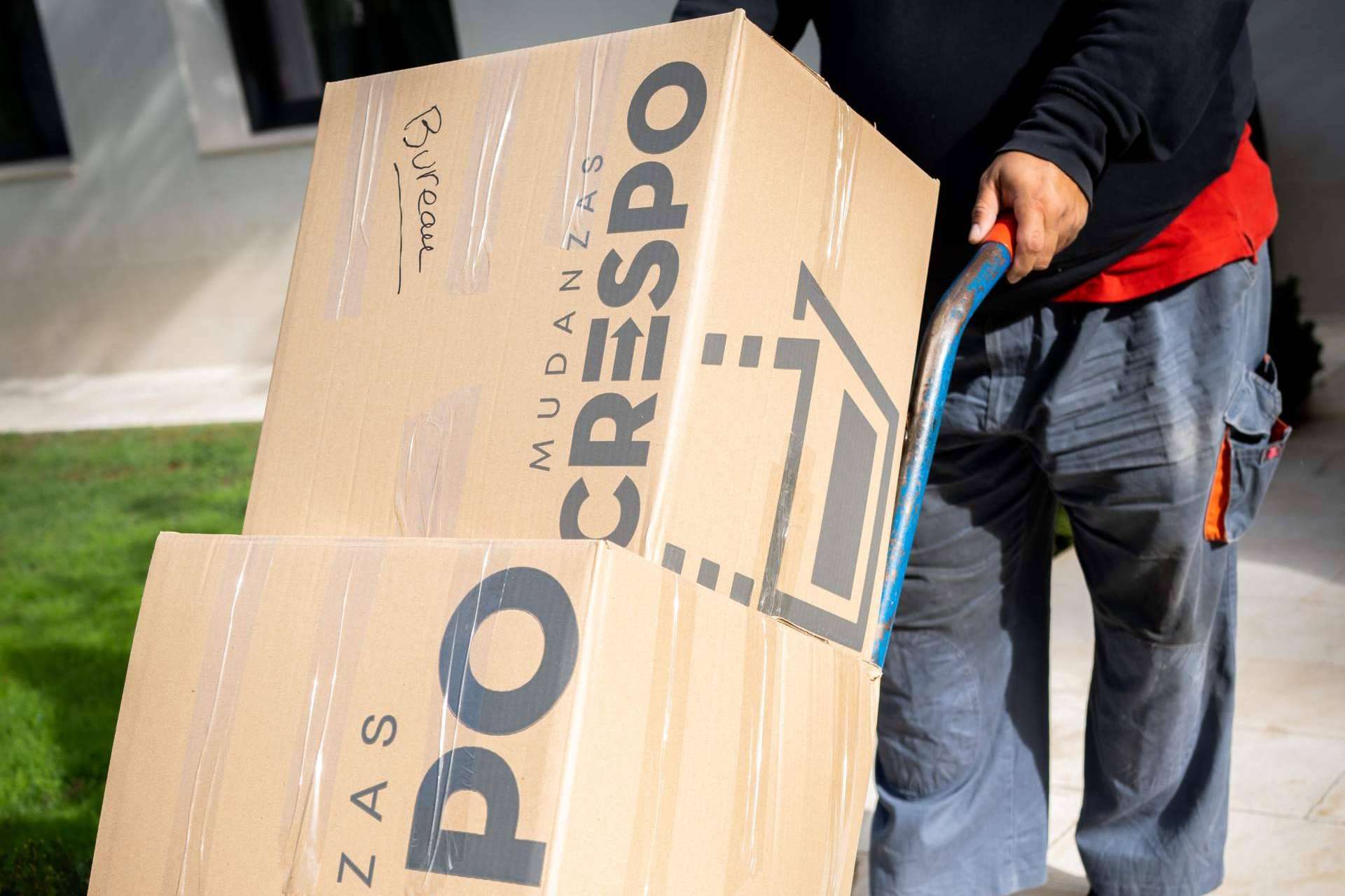 Por qué dejar el embalaje de cajas en manos de profesionales, según Mudanzas Crespo