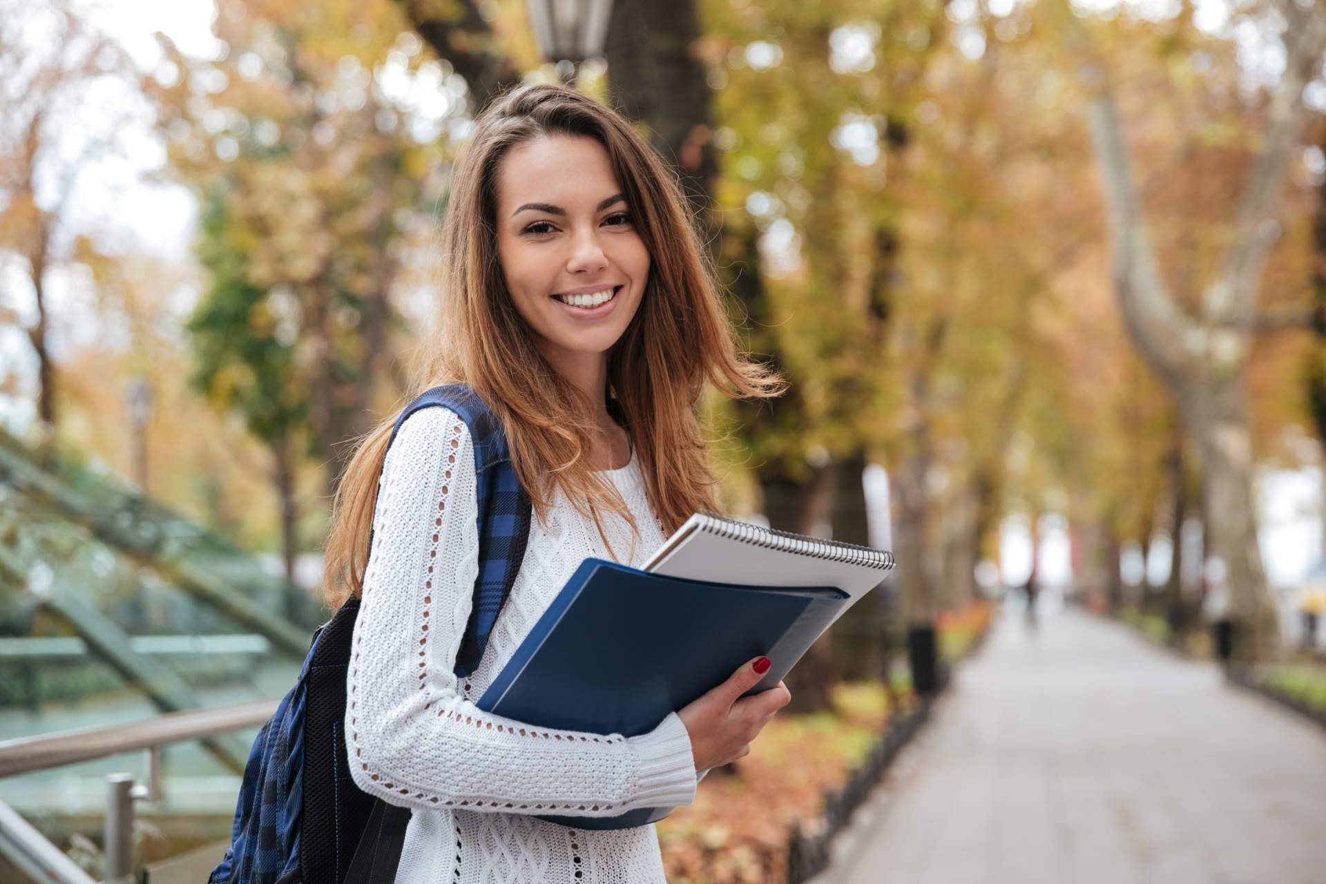 ENEB lidera la educación empresarial online con másteres acreditados y metodología flexible
